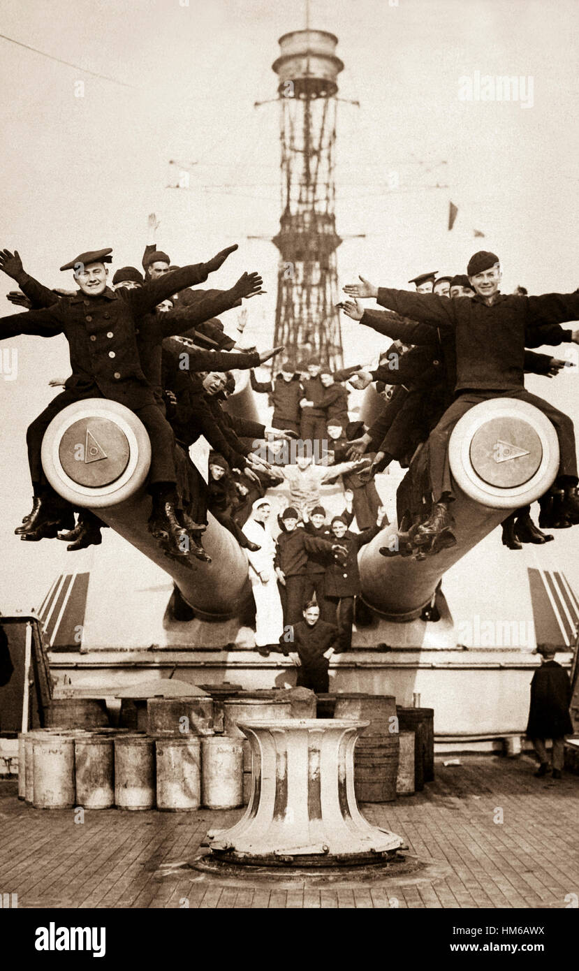 "Klumpen" und Waffen.  Eine Szene an Bord der U.S.S. Texas, gerade zurück aus fremden Gewässern, zeigt die "Klumpen" genießen Sie ein wenig Spaß auf den großen Kanonen.  Ca.  1918. Underwood & Underwood.  (Krieg Dept.) Genaues Datum erschossen unbekannte NARA Datei #: 165-WW-332D-43 Krieg & Konflikt buchen #: 469 Stockfoto