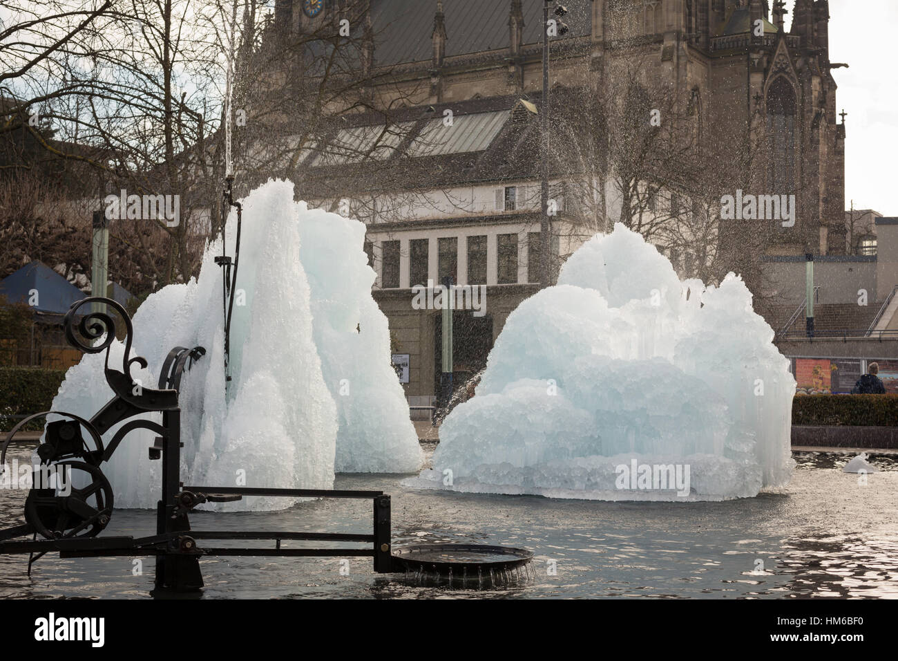 Ein Foto von einem gefrorenen Tinguely-Brunnen in Basel, Schweiz, während einer kalten Woche im Winter. Stockfoto