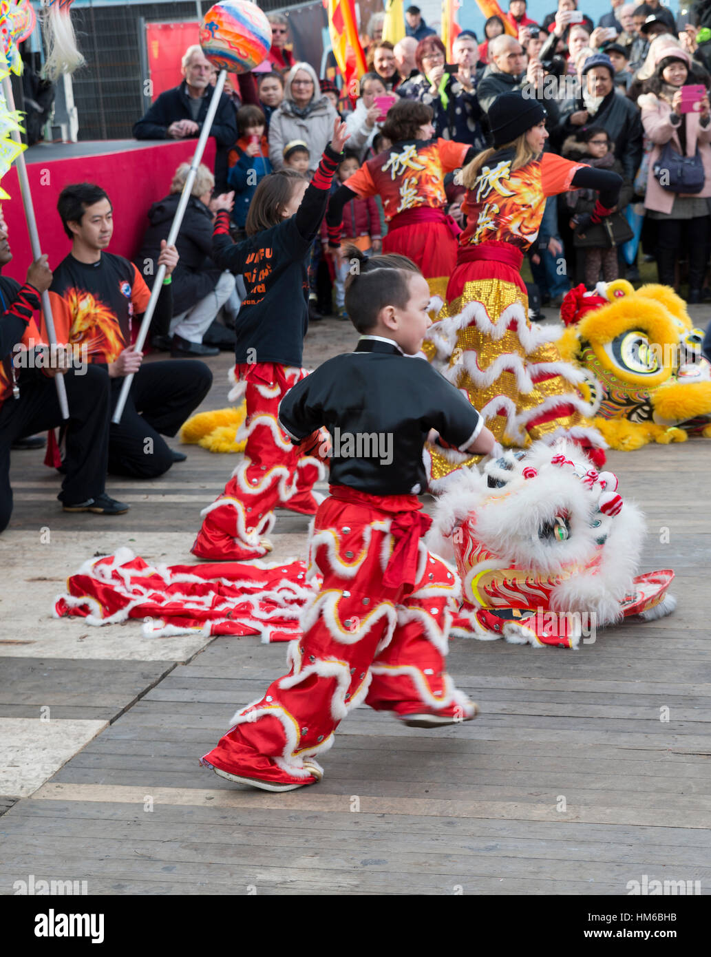 ROTTERDAM, HOLLAND - 28. Januar 2016: Kung Fu-Vorführung während der Öffnungszeiten der chinesischen Neujahrsfeier in Rotterdam am am 28. Januar 2017, dieses Ereignis Stockfoto