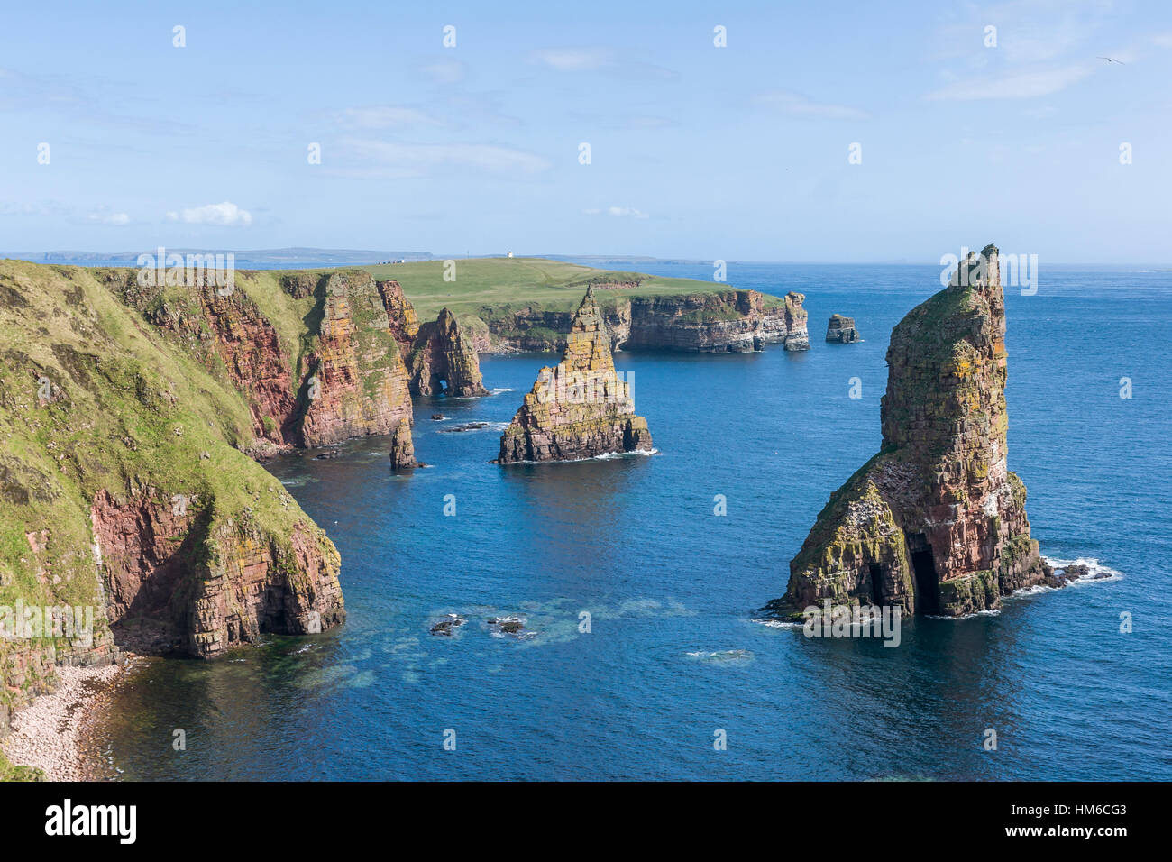Zerklüftete Küste Duncansby Stacks in der Nähe von John o' Groats, Schottland, Vereinigtes Königreich Stockfoto