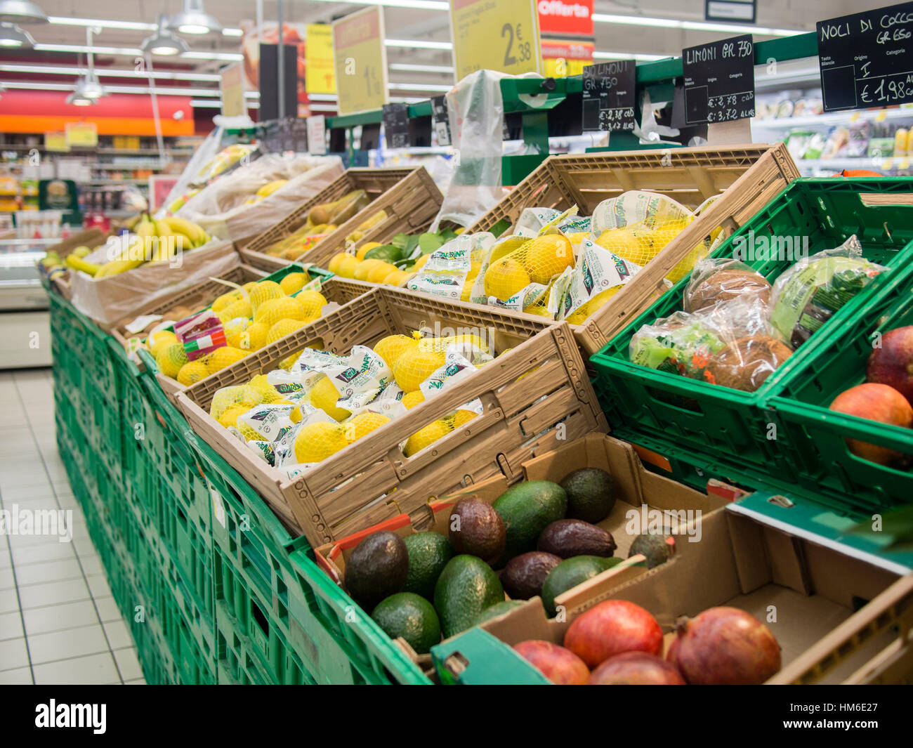 Obst und Gemüse Gang bei Carrefour Market Store, Cremona, Italien Stockfoto