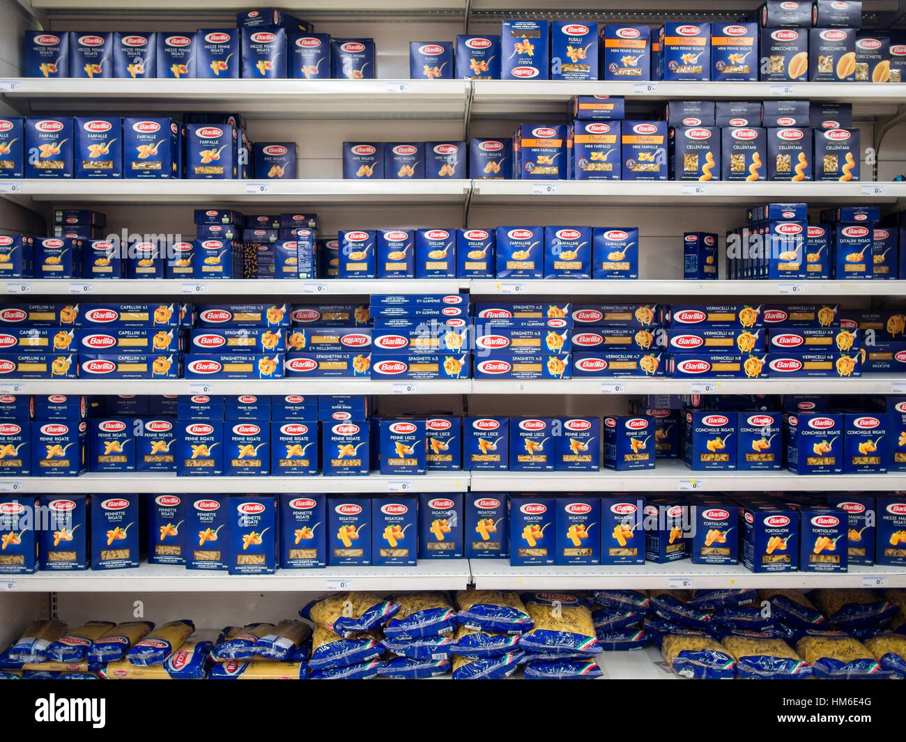 Barilla Pasta-Vielfalt im Carrefour Market store Stockfoto
