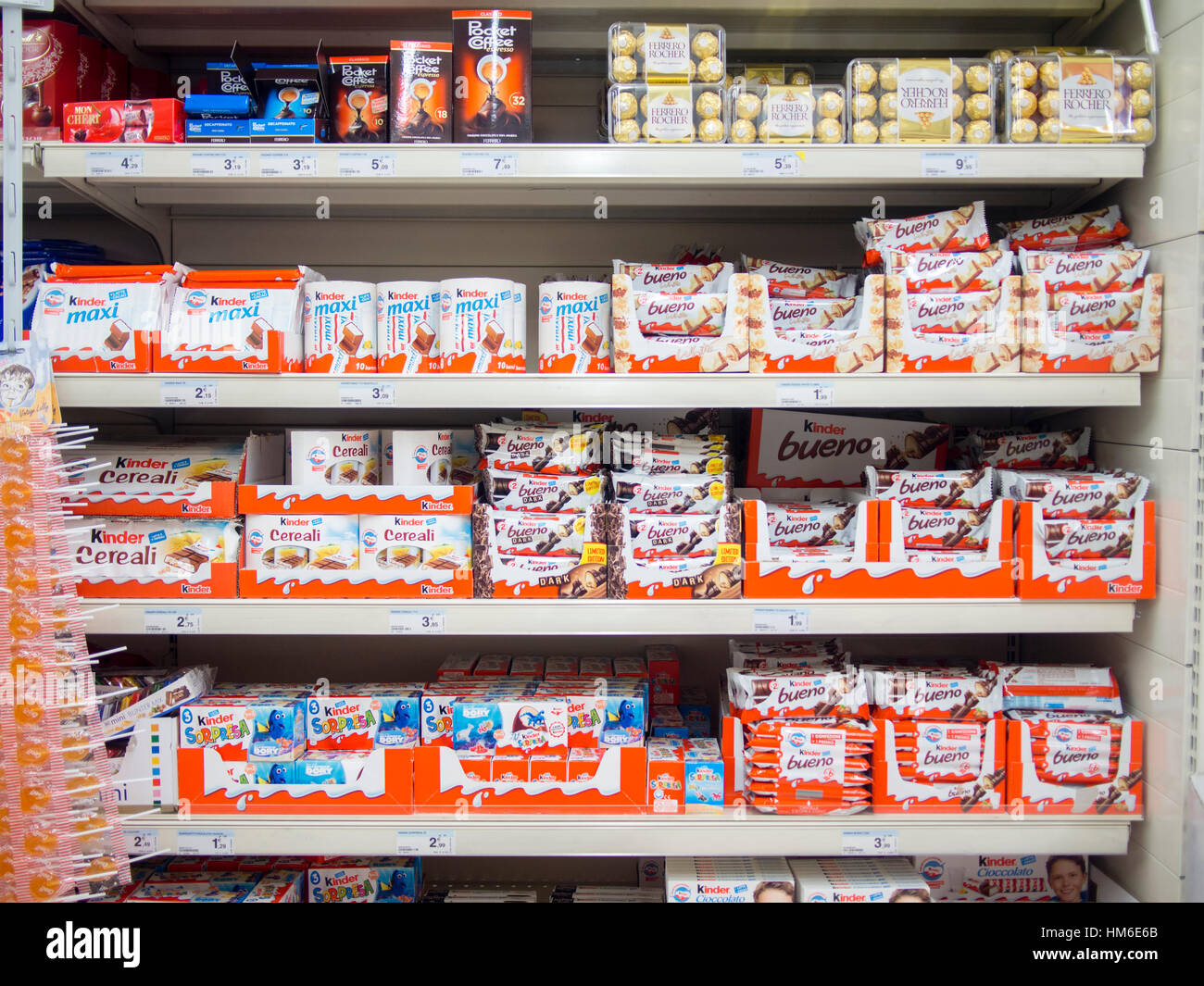 Kinder Ferrero-Produkte im Carrefour Market Store, Cremona, Italien Stockfoto