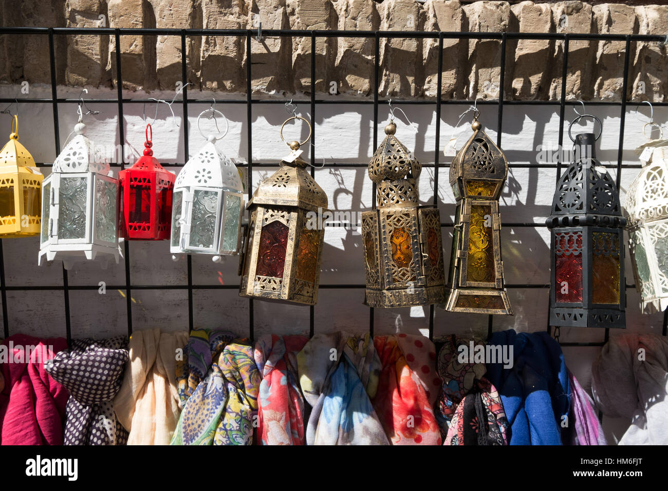 Marokkanischen Stil Laternen für den Verkauf auf einem Markt stall in Córdoba, Andalusien, Andalucia, Spanien Stockfoto