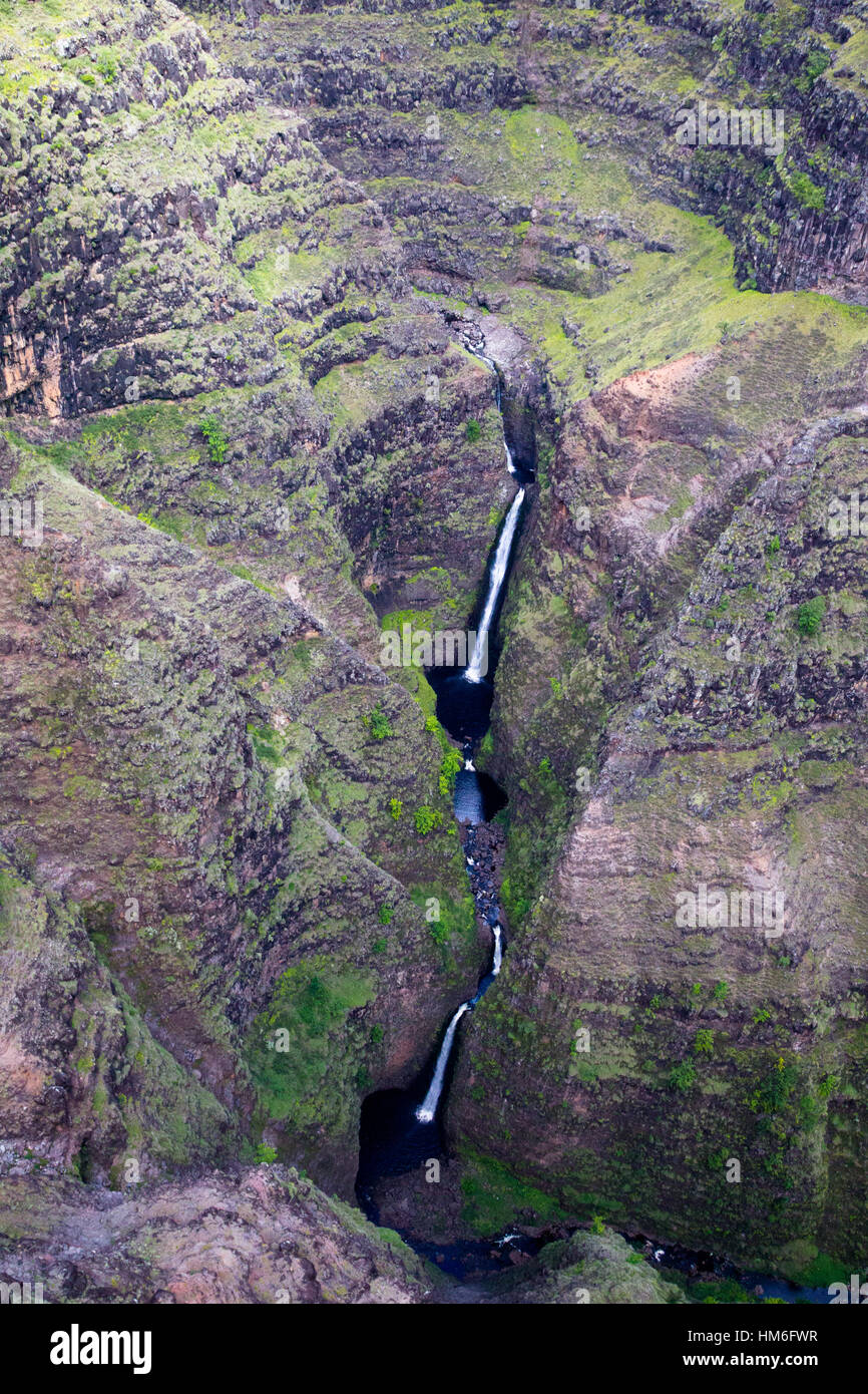 Luftaufnahme der Wasserfälle in der Waimea Canyon auf Kauai, Hawaii, USA. Stockfoto