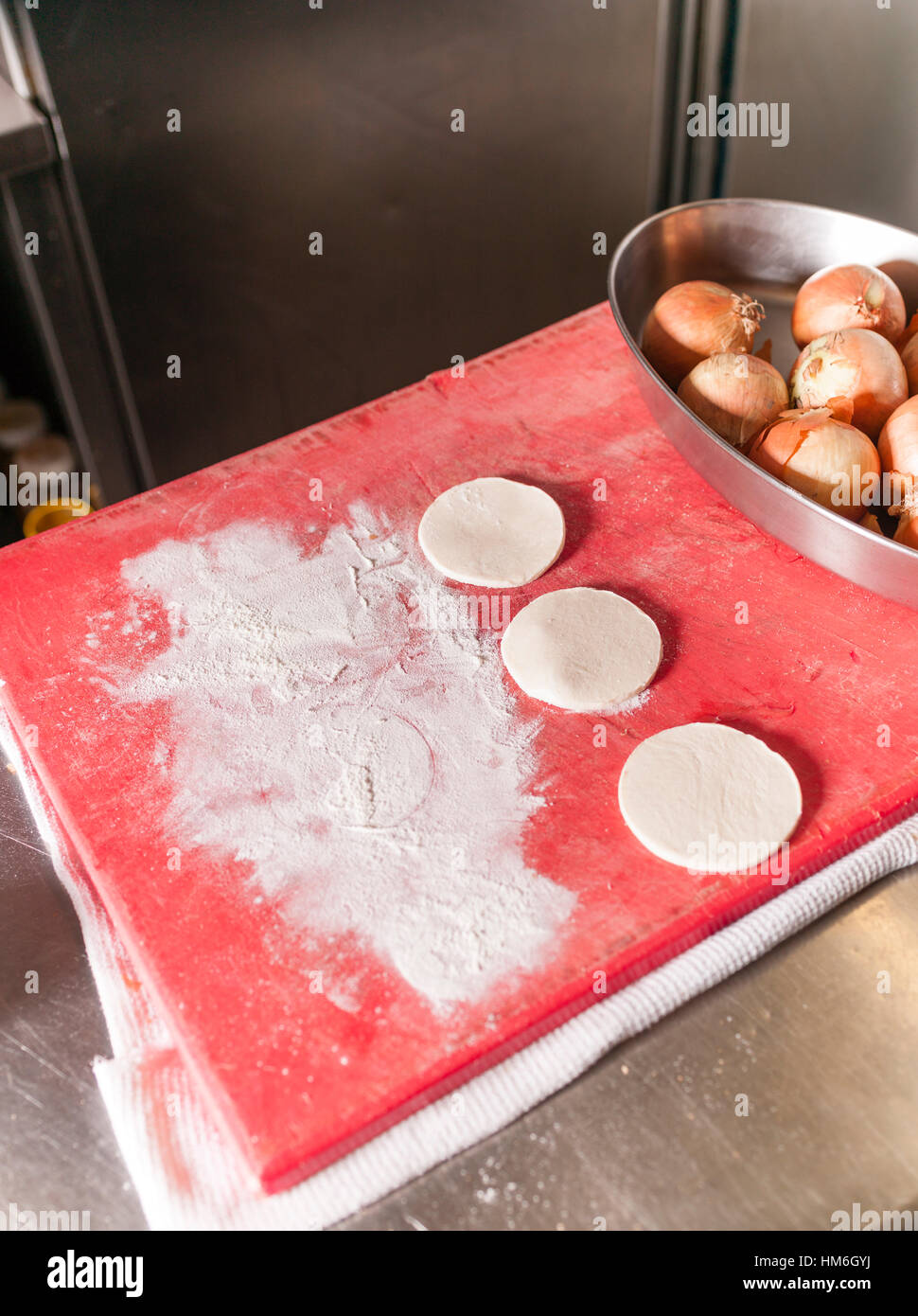 Karamellisierten Zwiebeln mit Eis Starter, zubereitet von Küchenchef Marina Restaurant Hosteria 700 in Cremona, Lombardei, Italien Stockfoto