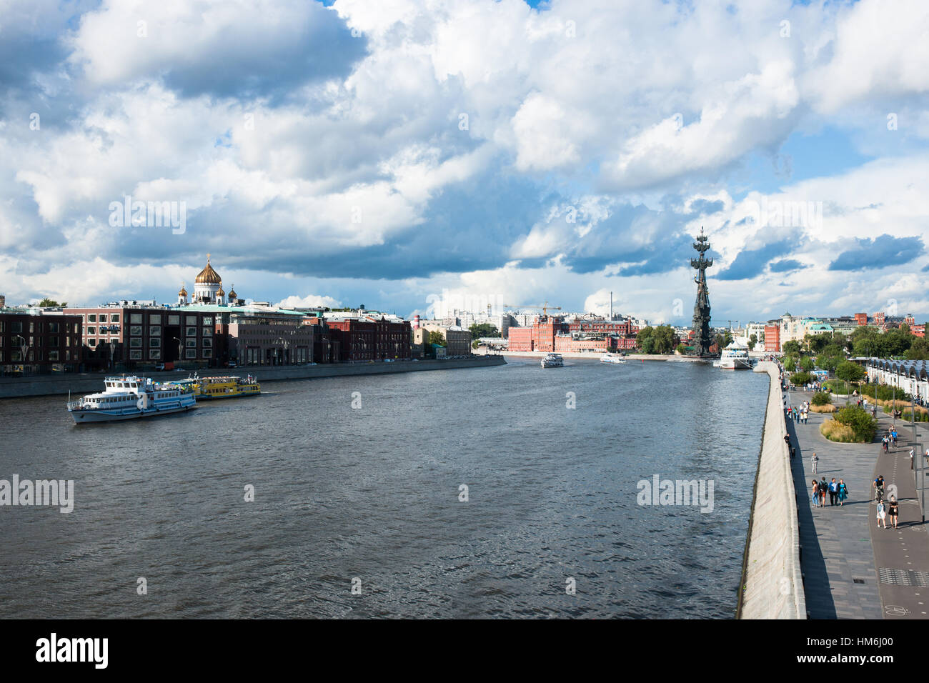 Moskau, Russland - 1. August 2015: Die Moskauer Fluss und Luxus Wohngebiet entlang Prechistenskaya Damm (links). Stockfoto