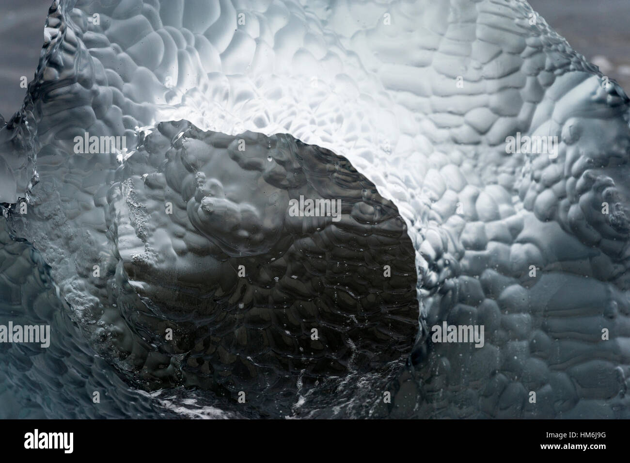 Wellenbewegung hat einen Eisberg zu einer Skulptur von frischem Wasser poliert. Stockfoto