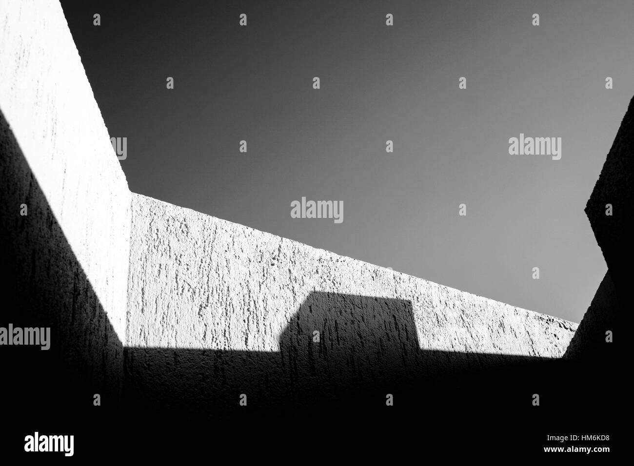 Mauerwerk, schwarz-weiß mit Schatten Stockfoto