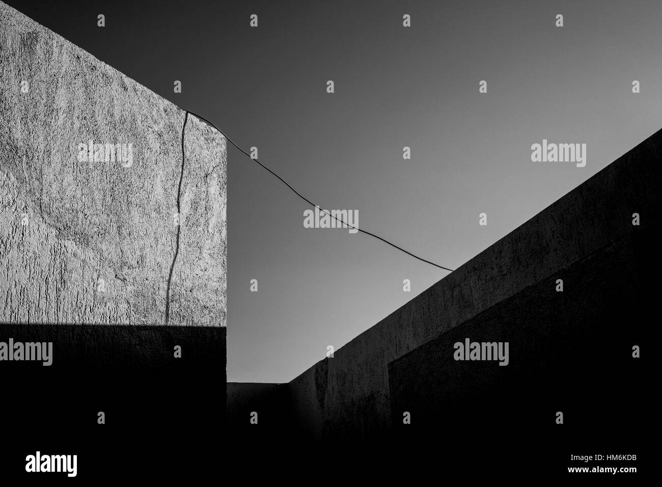 Architektur, Wand, weiß / schwarz mit Kabel Stockfoto
