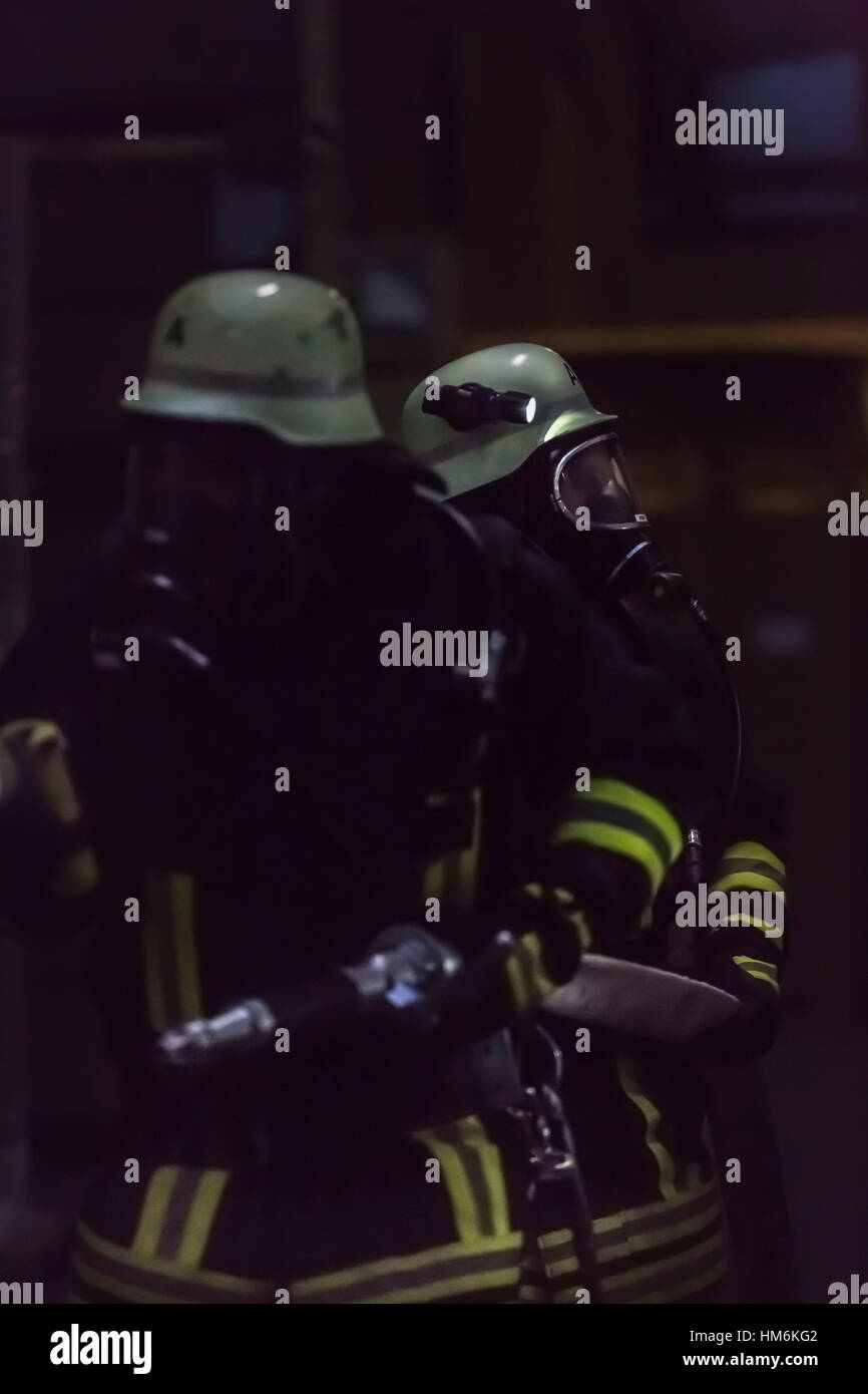 führen Sie Feuer mit Rauchentwicklung in einem Industriegebäude, Suche nach verletzten Personen, Deutschland, Bayern Stockfoto