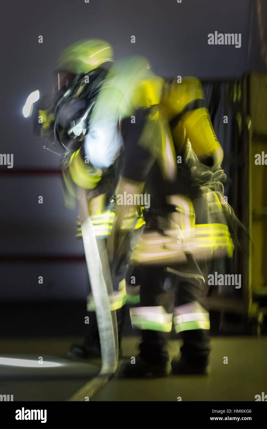 Suche nach verletzten Personen im Gebäude bei einem Feuer üben, Deutschland, Bayern Stockfoto