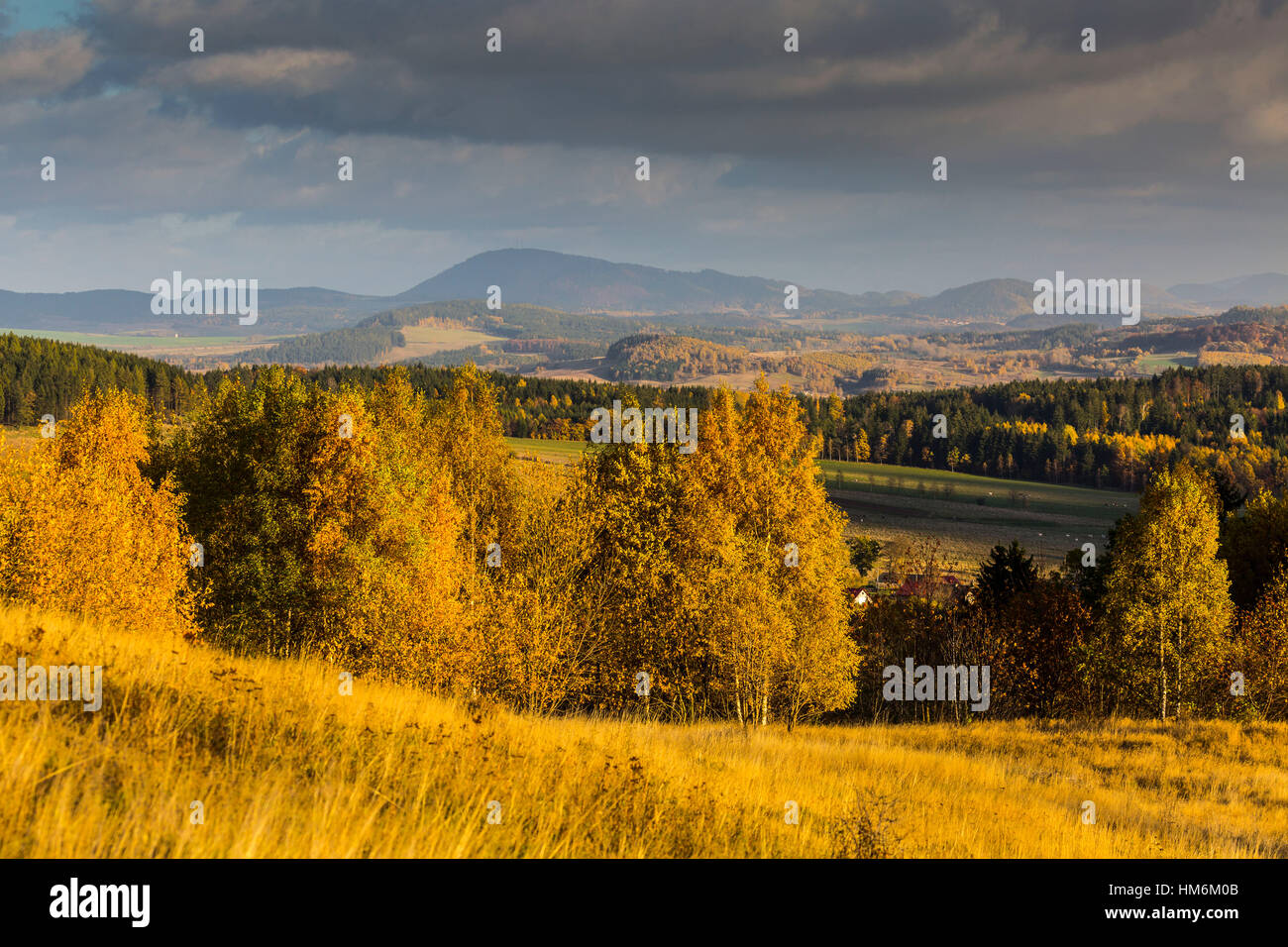 Raszow, Dorf, Dorf Polen, Kamienna Gora, Herbst, Rudawy Janowickie, Landeshuter Kamm, Sudeten, Sudeten, Sudetendeutsche, Berg, Sudeten, Sudeten, Sudetendeutsche, Landschaft, Landschaften, touristische, Reisen Europa, Reisen, Polen, Europa, Polen, Polen, Polska, untere schlesischen, Niederschlesi Stockfoto