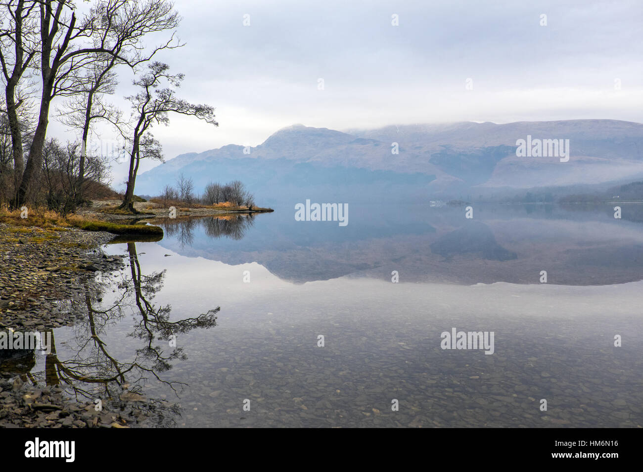 Ein grauer Tag am Loch Lomond, Schottland Stockfoto