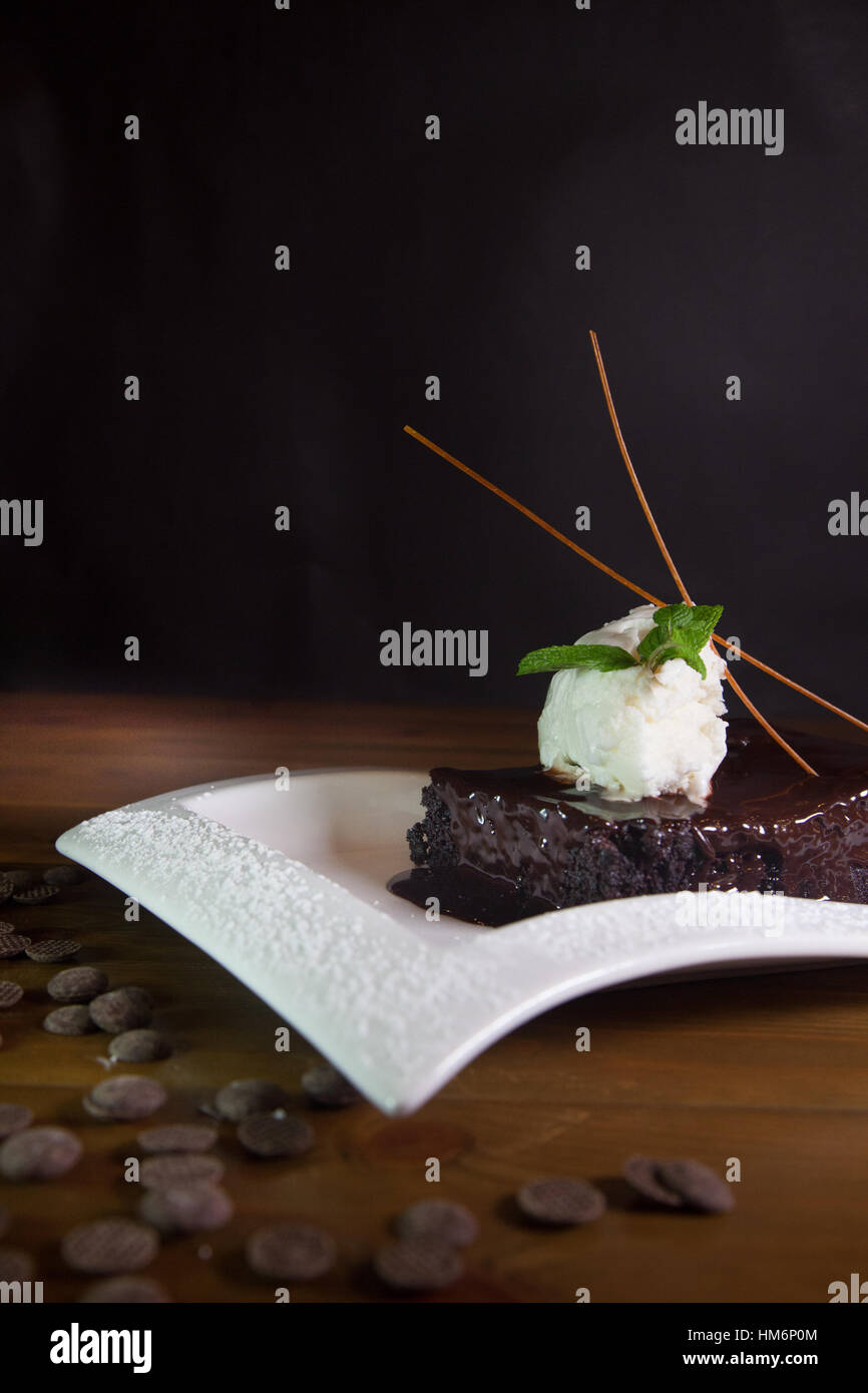 Schokolade Kuchen mit Eis und schwarzem Hintergrund Stockfoto