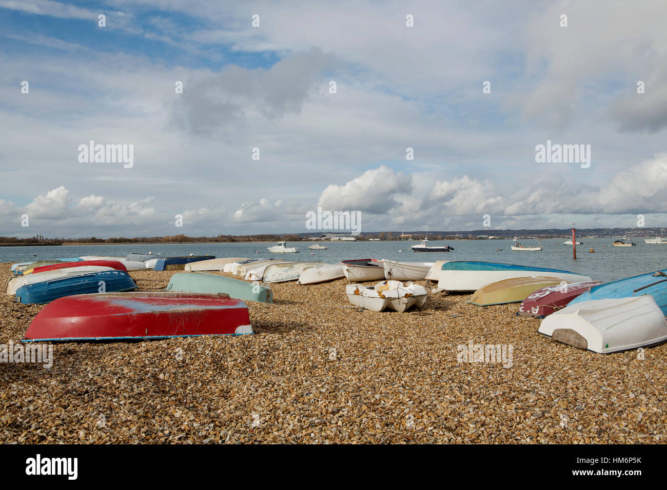 Sammlung von umgedrehten kleine Boote an einem Strand in Eastney Portsmouth Stockfoto