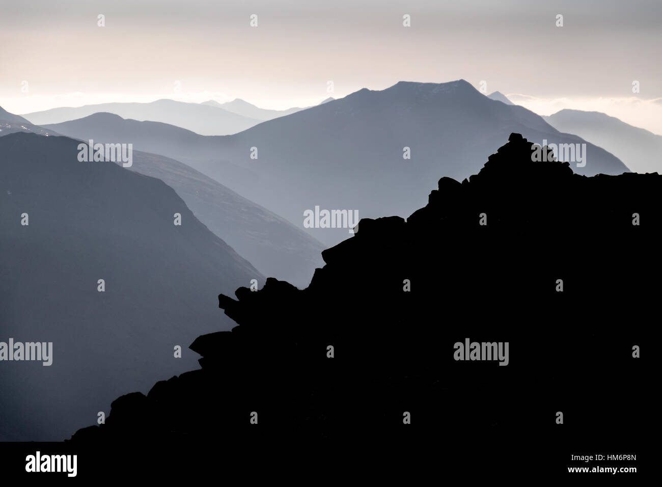 Berge, Rückzug in die Ferne aus Buchaille Etive Beag, Schottland Stockfoto