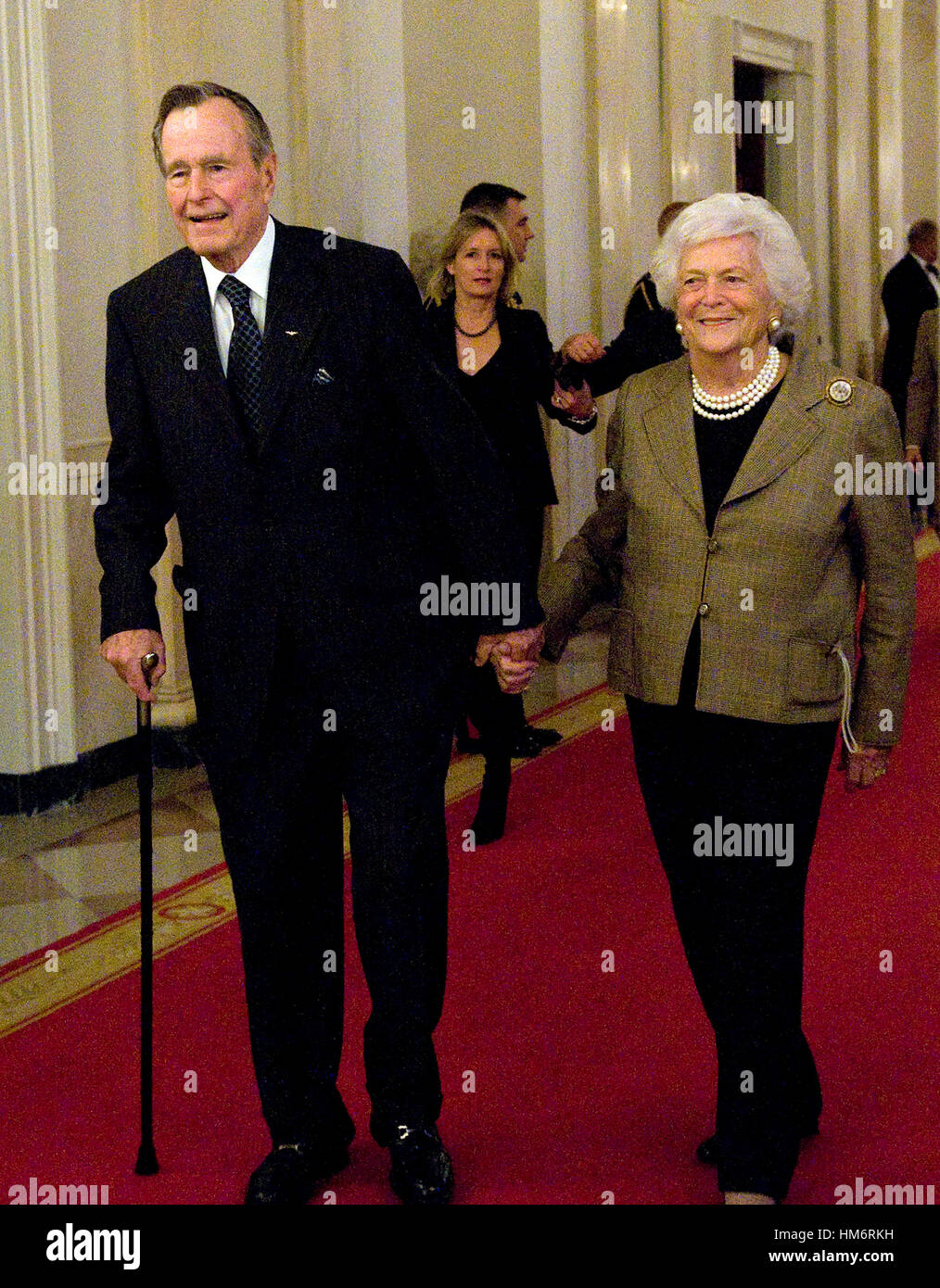 Washington, DC - 7. Januar 2009--ankommen, ehemaliger Präsident der Vereinigten Staaten George H.W. Bush und ehemalige First Lady Barbara Bush um Bemerkungen am Empfang zu Ehren der Punkte Light Institute im East Room des weißen Hauses in Washington, D.C. Stockfoto