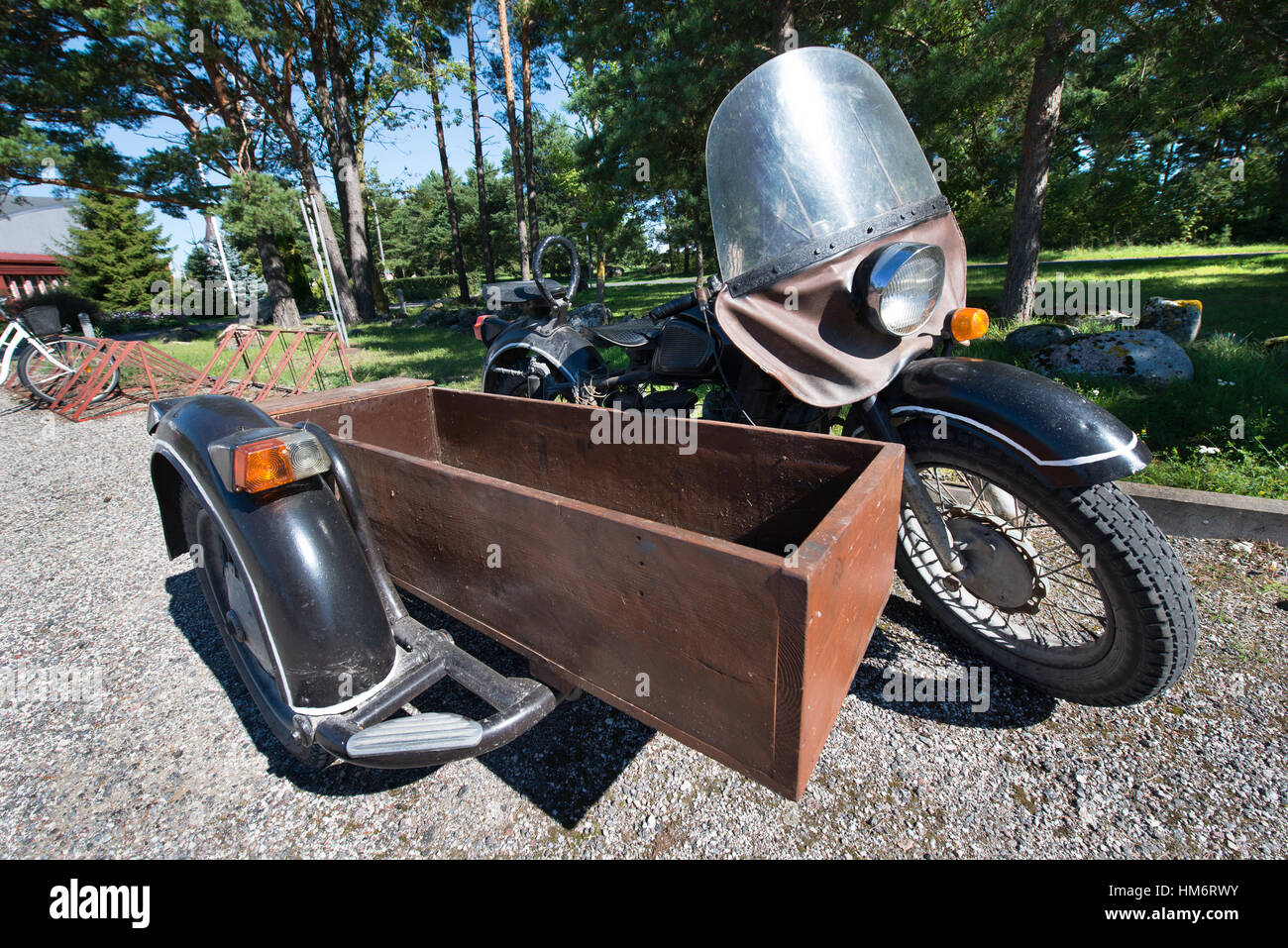 Traditionelle Motorrad mit Beiwagen ersetzt durch eine hölzerne Fisch-Kiste, Insel Kihnu, Estland Stockfoto