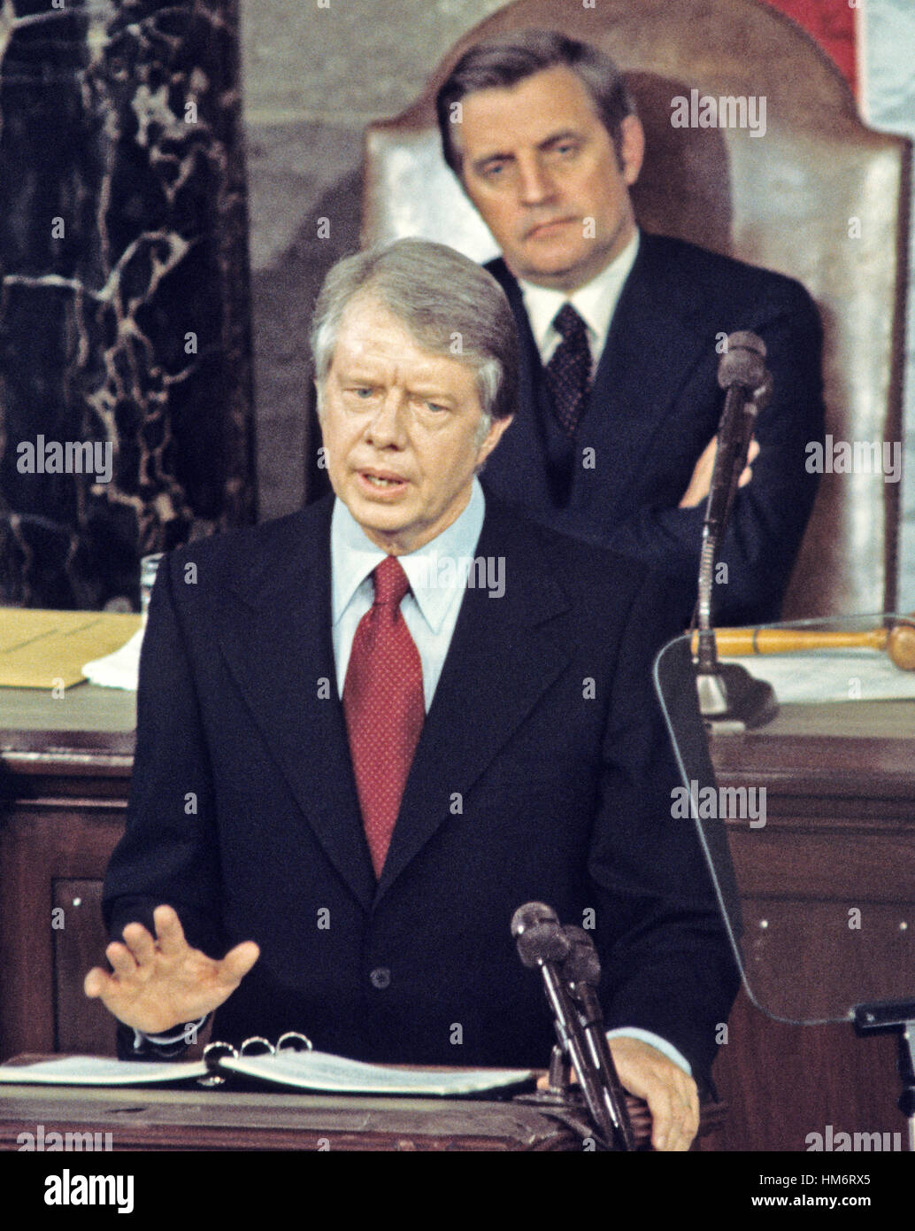 US-Präsident Jimmy Carter präsentiert am 20. April 1977 seine nationalen Energieplan zu einer gemeinsamen Sitzung des US-Kongresses in der US-Kapitol in Washington, DC. US-Vizepräsident Walter Mondale sitzt hinter dem Präsidenten. Stockfoto