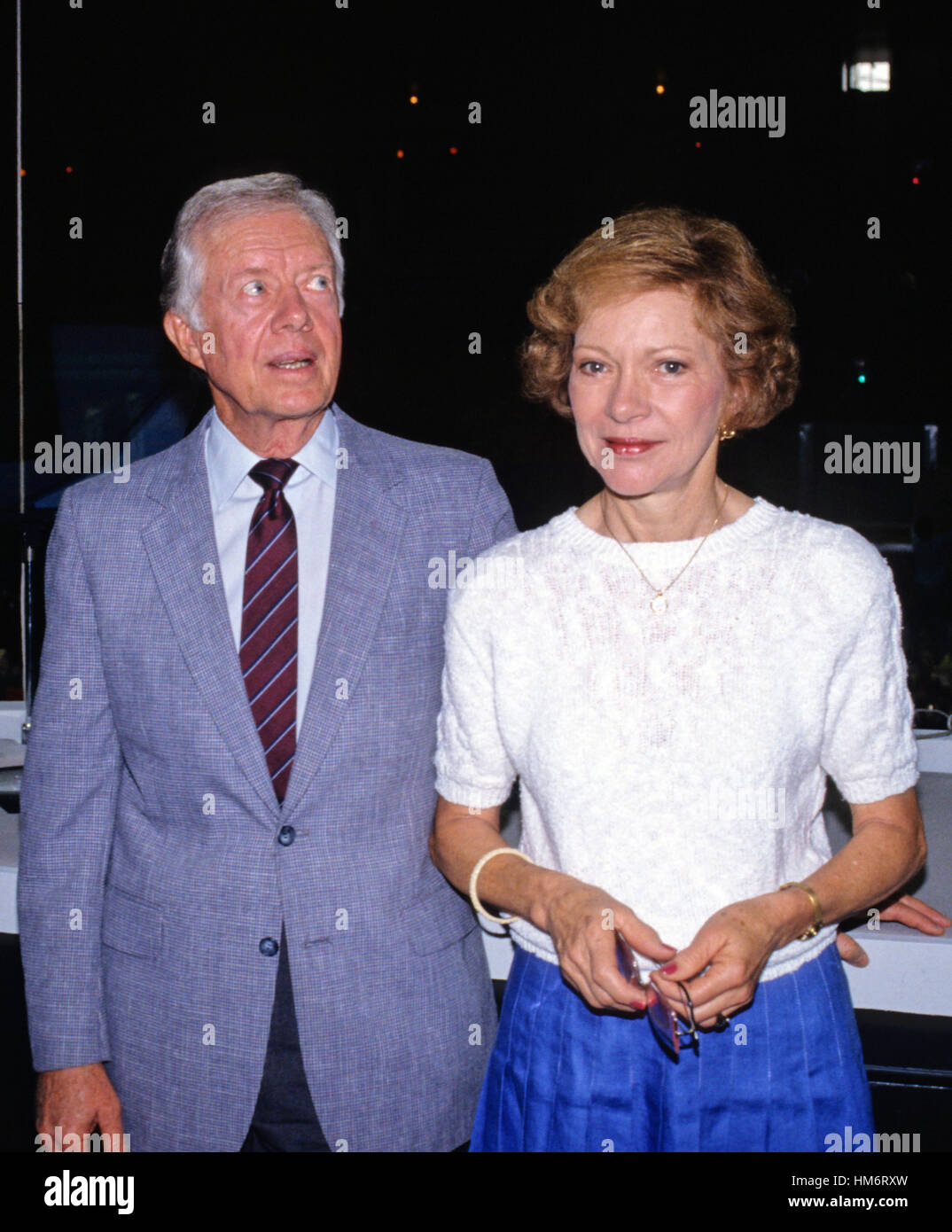 Der ehemalige US-Präsident Jimmy Carter, begleitet von seiner Frau, ehemalige First Lady Rosalynn Carter, besucht die Omni Coliseum in Atlanta, Georgia vor seinem Adressierung der 1988 Democratic National Convention am 18. Juli 1988. Stockfoto