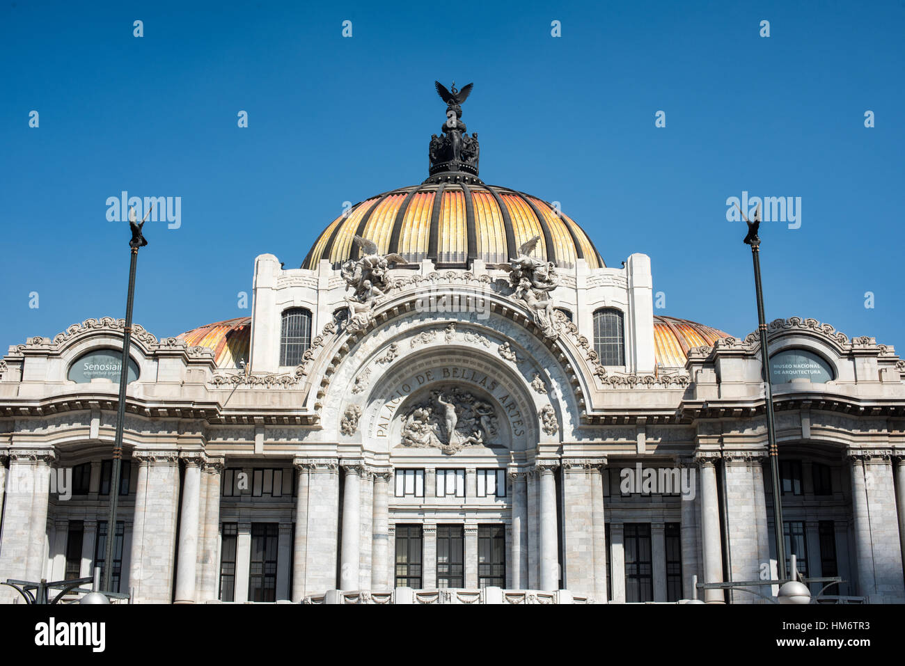 MEXIKO-STADT, Mexiko - der Palacio de Bellas Artes beherbergt Mexikos Nationaltheater. Mit einem Äußeren, das eine Mischung aus Neo Classicical und Art Nouveau Stil ist, und einem Interieur, das Art Deco ist, gilt es weithin als das schönste Gebäude in Mexiko-Stadt. Sie stammt aus dem frühen 20. Jahrhundert und befindet sich im historischen Viertel Centro von Mexiko-Stadt, das zum UNESCO-Weltkulturerbe gehört. Stockfoto