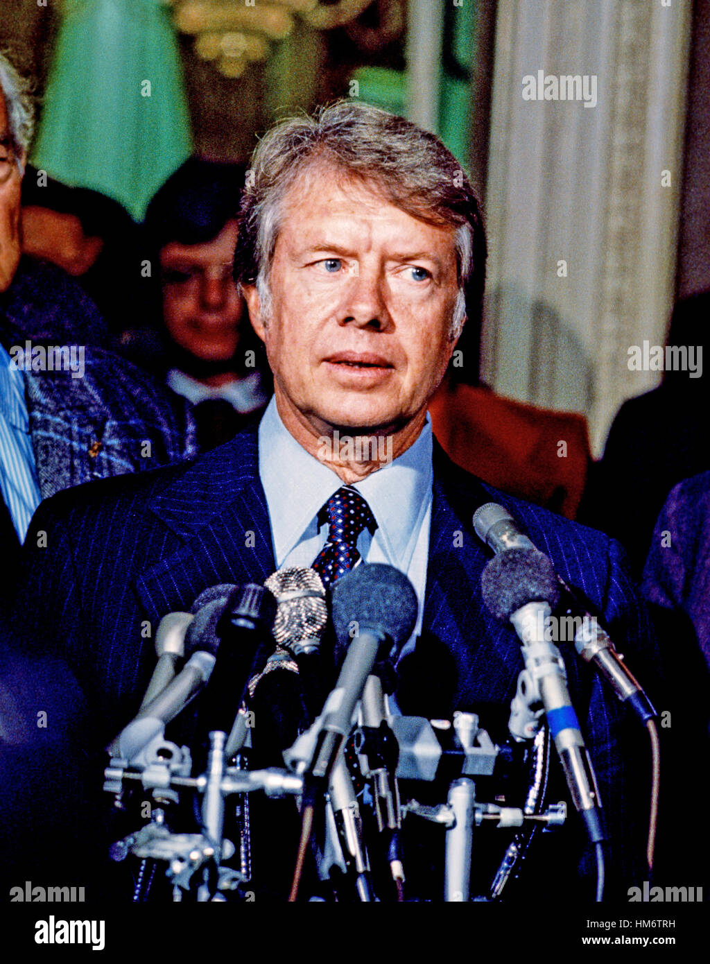 Vereinigte Staaten Präsident Jimmy Carter trifft Reporter nach Treffen mit Kongressführern im Kapitol in Washington, DC am 23. November 1976. Stockfoto