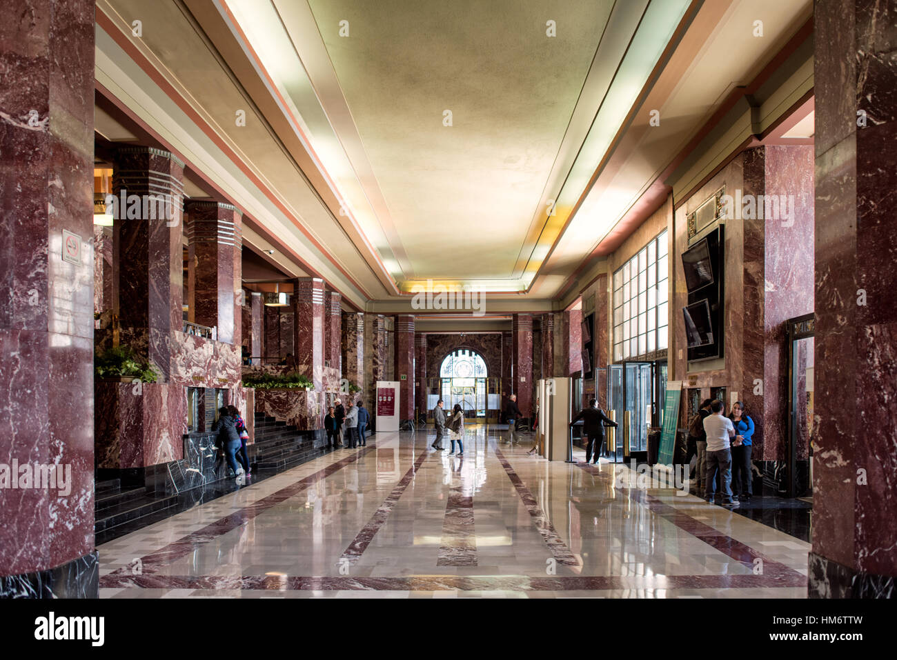 MEXIKO-STADT, Mexiko – das Hauptfoyer des Palacio de Bellas Artes zeigt eine umfangreiche Verwendung von Marmor in seinem dramatischen Innenraum. Das Art déco-Design besticht durch hoch aufragende Säulen, große Treppen und kunstvolle architektonische Details. Diese Eingangshalle ist ein Beispiel für die luxuriösen Materialien und Handwerkskunst, die in Mexikos wichtigstem Kulturzentrum verwendet werden. Stockfoto