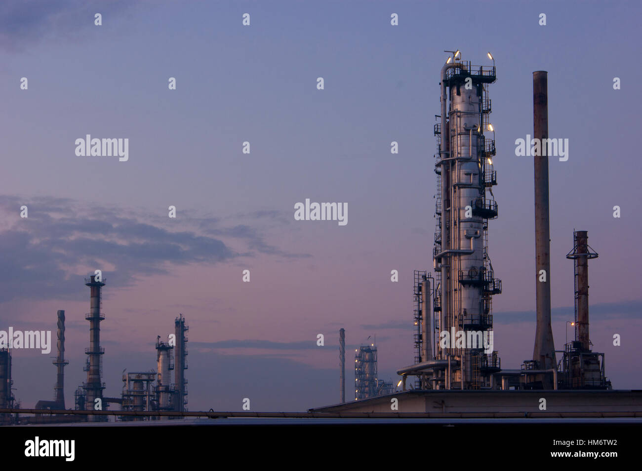 Abgas- und Stack Schornsteinsysteme aus Edelstahl in einer stillgelegten Amoco/Tamoil Ölraffinerie in Cremona, Italien, in der Dämmerung Stockfoto