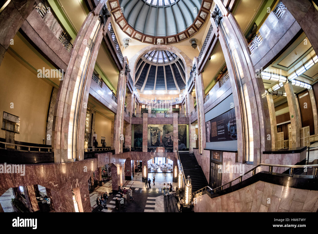 MEXIKO-STADT, Mexiko – der Palacio de Bellas Artes ist Mexikos führendes kulturelles Zentrum und Veranstaltungsort. Das Gebäude kombiniert Außenelemente im Jugendstil mit Innenräumen im Art déco-Stil mit Marmorsäulen und kunstvollen Kuppeln. Dieses nationale Wahrzeichen wurde 1934 fertiggestellt und beherbergt bedeutende Ausstellungen, Opern-, Tanz- und Theateraufführungen. Stockfoto