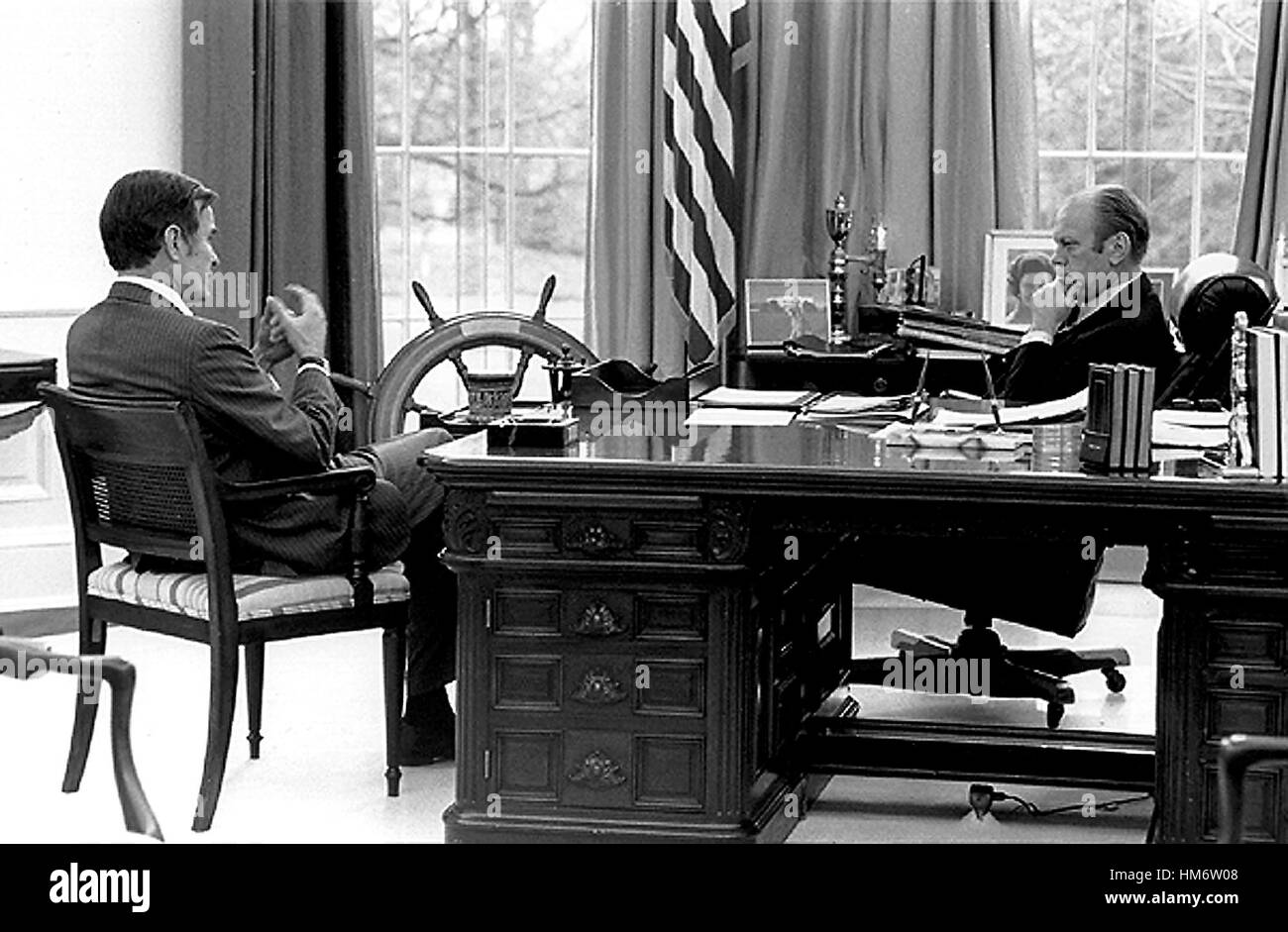 US-Präsident Gerald R. Ford trifft mit der Central Intelligence Agency (CIA) Der designierte Direktor George H.W. Bush im Oval Office im Weißen Haus in Washington, D.C. am 17. Dezember 1975. Obligatorische Stockfoto