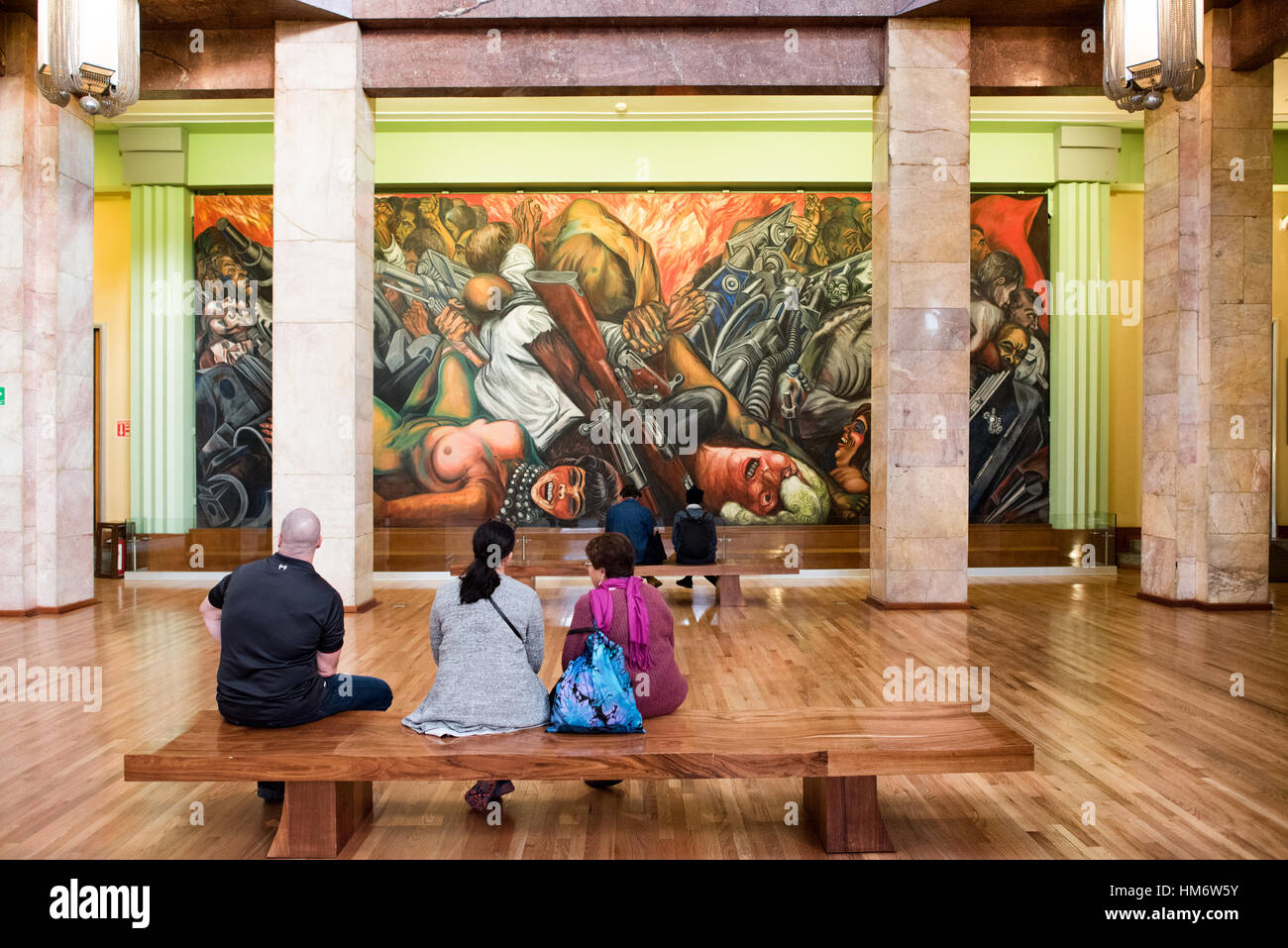 MEXIKO-STADT, Mexiko - Ein Wandgemälde von Jose Clemente Orozco aus dem Jahr 1934-35 mit dem Titel „Catharsis“ (Katharsis). Der Palacio de Bellas Artes beherbergt Mexikos Nationaltheater. Mit einem Äußeren, das eine Mischung aus Neo Classicical und Art Nouveau Stil ist, und einem Interieur, das Art Deco ist, gilt es weithin als das schönste Gebäude in Mexiko-Stadt. Sie stammt aus dem frühen 20. Jahrhundert und befindet sich im historischen Viertel Centro von Mexiko-Stadt, das zum UNESCO-Weltkulturerbe gehört. Stockfoto