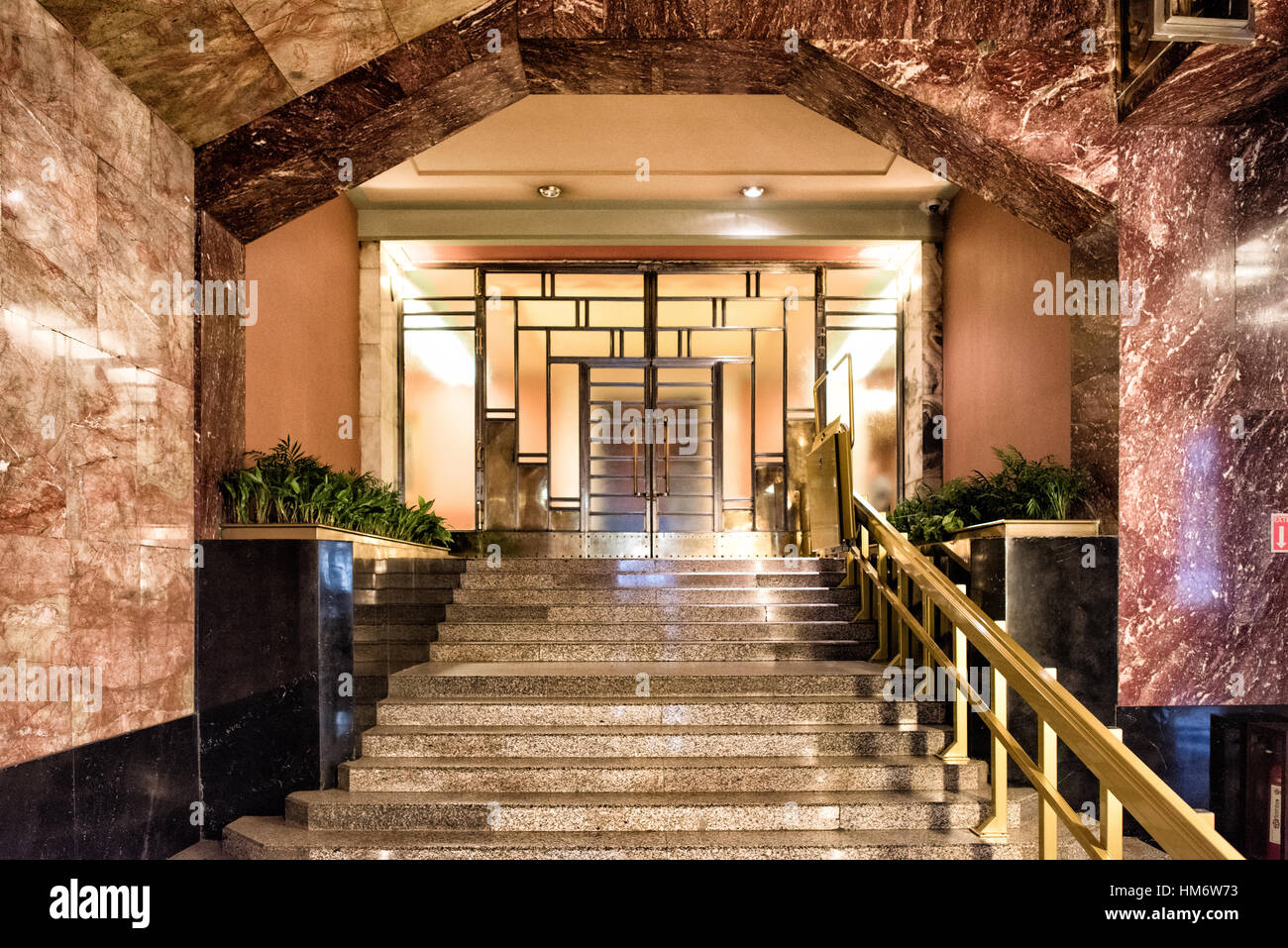 MEXIKO-STADT, Mexiko – die Marmortreppen im Inneren führen vom Foyer in den Hauptsaal des Palacio de Bellas Artes. Diese Stufen im Art déco-Stil bieten Zugang zu Mexikos erstklassigem Theatersaal. Die Schritte zeigen, wie viel Aufmerksamkeit das Gebäude für architektonische Details und die Verwendung von feinen Materialien hat. Stockfoto