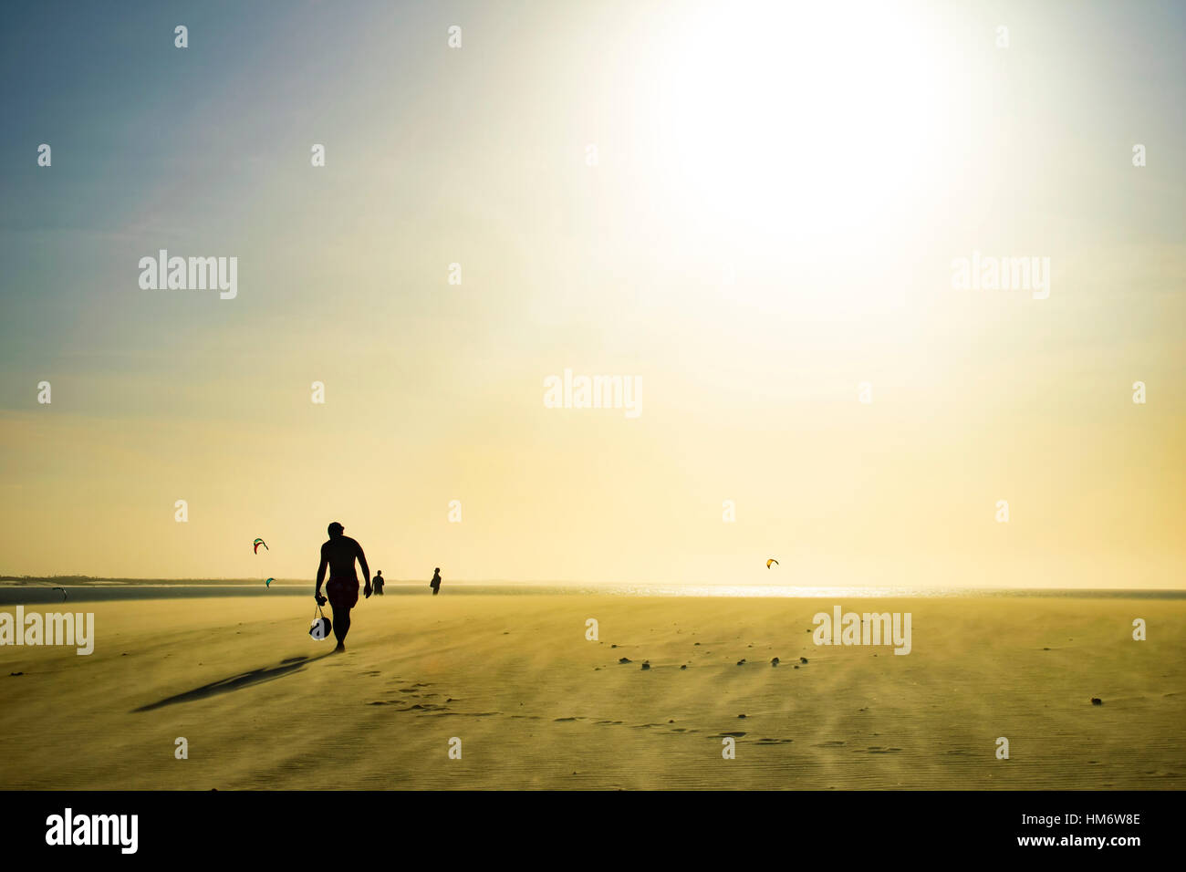 Silhouette Menschen zu Fuß auf Sand gegen sky Stockfoto