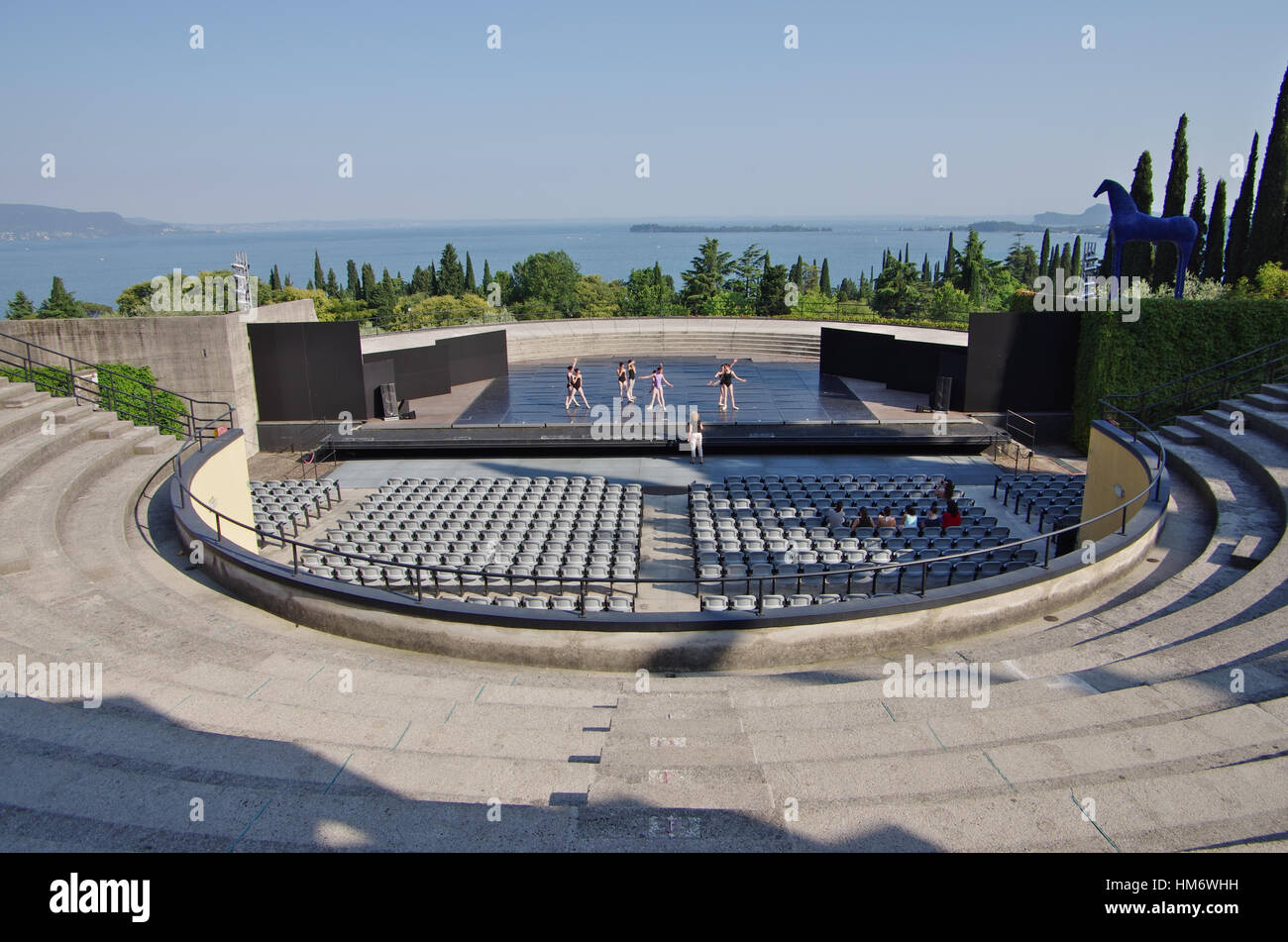 GARDONE,-ca. Juni 2013 - Theater im Freien mit Blick auf den Gardasee, in den Garten des Vittoriale in Gardone Riviera, Italien. Stockfoto