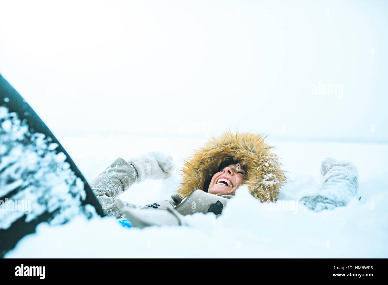 Frau liegt auf Schnee überdachten Bereich Stockfoto