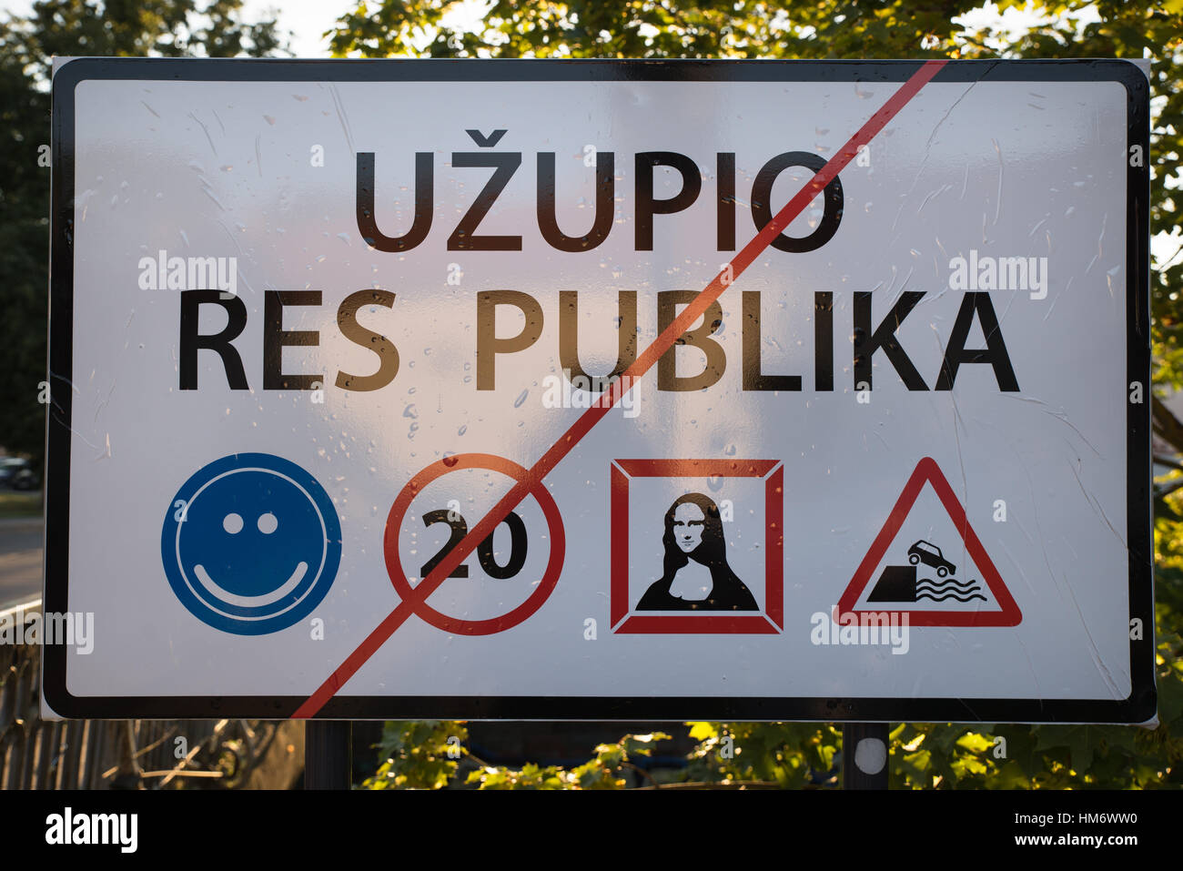 Melden Sie sich an der Grenze der Republik Užupis, Vilnius, Litauen Stockfoto