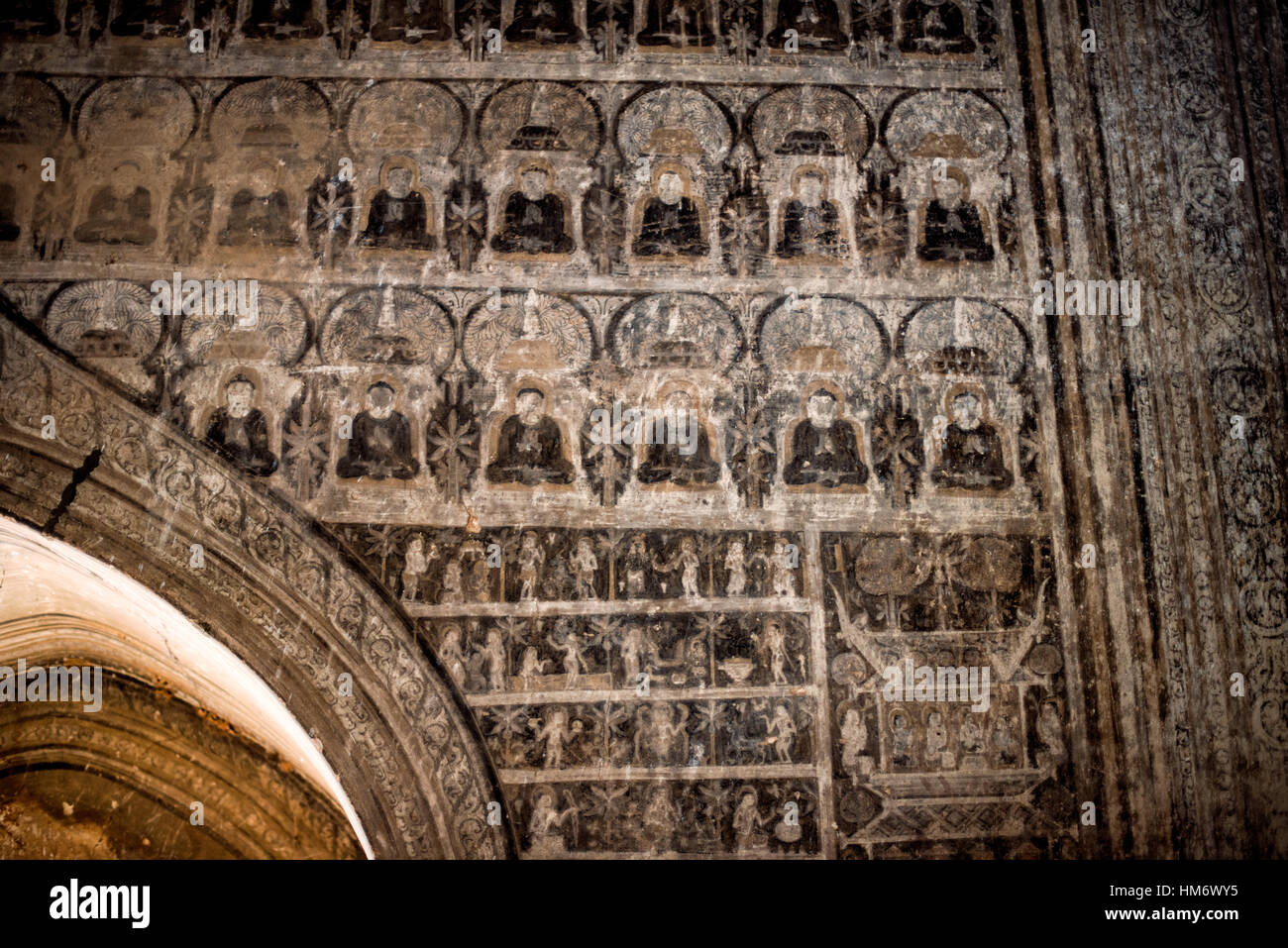 Lemyethna Tempelfresken Bagan Myanmar // BAGAN, Myanmar — komplizierte Fresken aus kleinen, fliesenartigen Illustrationen, die geometrische Muster erzeugen, zieren die Innenwände und Decken des Lemyethna Tempels (auch bekannt als Lemyethna Pagode), eines buddhistischen Tempels, der 1223 n. Chr. während der Herrschaft von König Htilominlo erbaut wurde. Der Tempel wurde von Anandathura, einem Minister am königlichen Hof, erbaut und verfügt über eine quadratische Basis mit aufwendigen Stuckverzierungen und vier Schreine mit Buddha-Statuen, die nach Kardinalrichtungen gerichtet sind. Das Dekorationsprogramm des Tempels beinhaltete ursprünglich umfangreiche Wandmalereien depic Stockfoto
