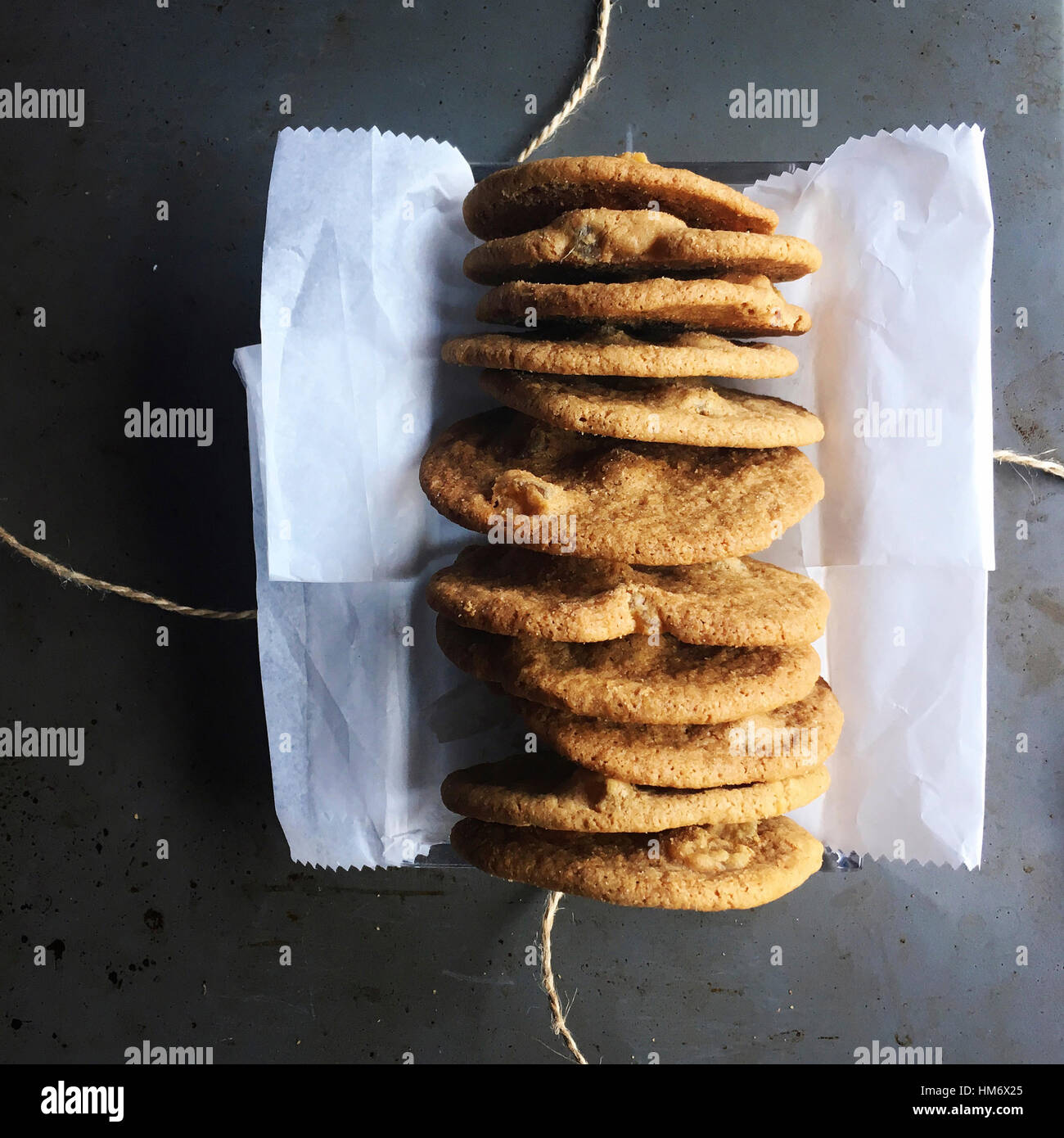 Draufsicht der Cookies auf Tisch Stockfoto
