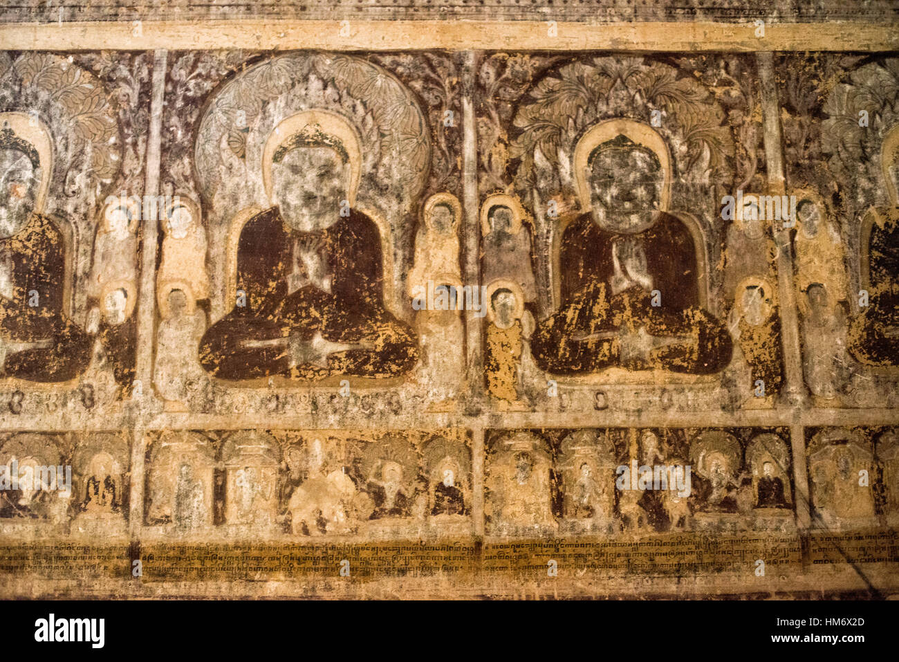 Lemyethna Tempelfresken Bagan Myanmar // BAGAN, Myanmar — komplizierte Fresken aus kleinen, fliesenartigen Illustrationen, die geometrische Muster erzeugen, zieren die Innenwände und Decken des Lemyethna Tempels (auch bekannt als Lemyethna Pagode), eines buddhistischen Tempels, der 1223 n. Chr. während der Herrschaft von König Htilominlo erbaut wurde. Der Tempel wurde von Anandathura, einem Minister am königlichen Hof, erbaut und verfügt über eine quadratische Basis mit aufwendigen Stuckverzierungen und vier Schreine mit Buddha-Statuen, die nach Kardinalrichtungen gerichtet sind. Das Dekorationsprogramm des Tempels beinhaltete ursprünglich umfangreiche Wandmalereien depic Stockfoto