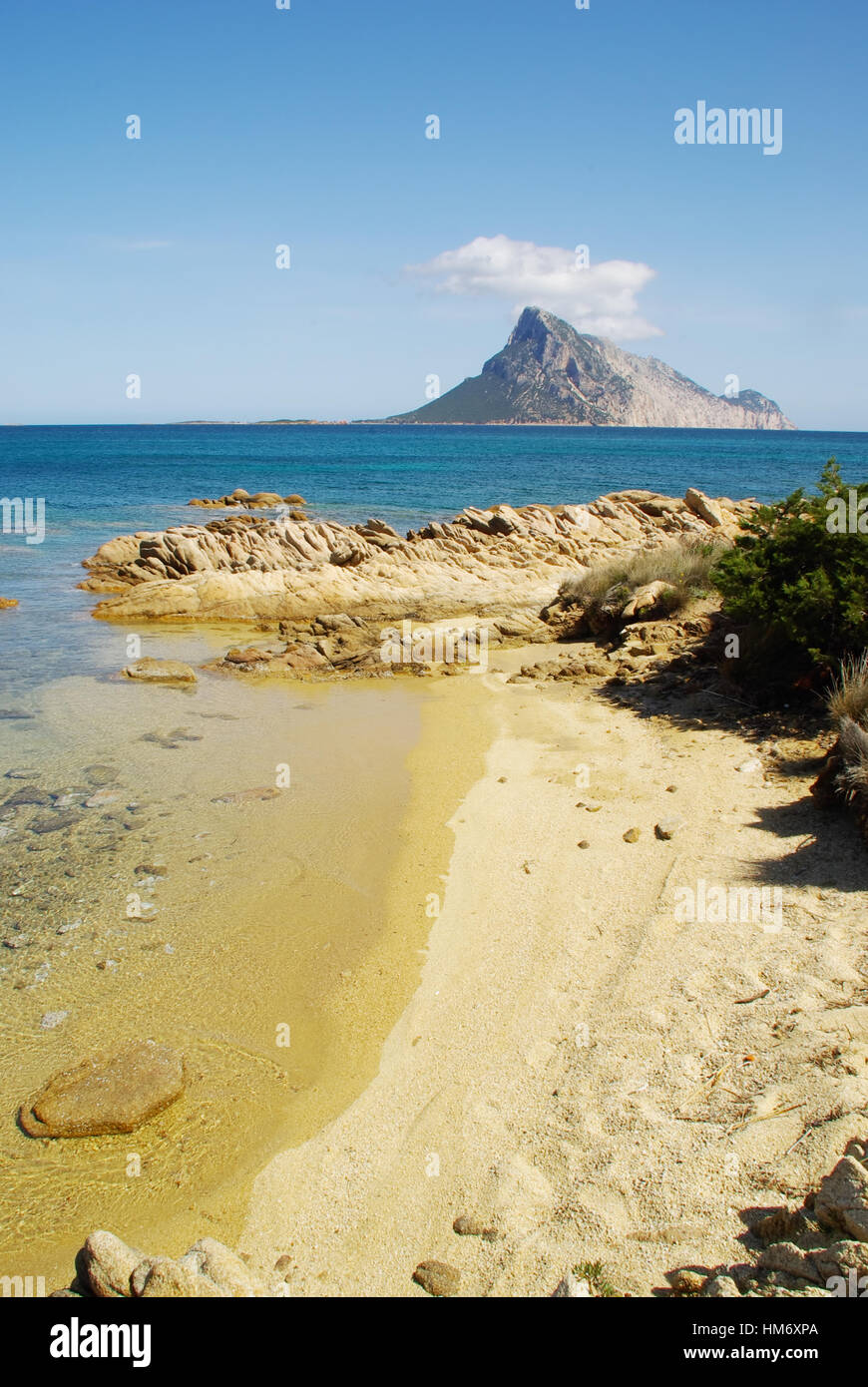 Blick auf Tavolara Insel von der Küste von Sardinien. Stockfoto