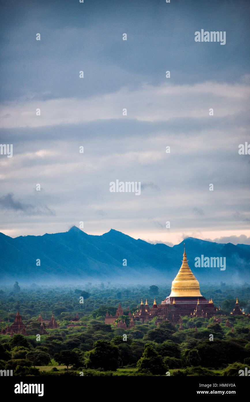 BAGAN, MYANMAR – die Dhammayazika-Pagode (auch als Dhamma-ya-ka Zedi und Dhamma-Yazika geschrieben) ist ein buddhistischer Tempel im östlichen Teil der archäologischen Zone Bagan. 1198 fertiggestellt und in nur zwei Jahren gebaut, wurden schätzungsweise sechs Millionen Ziegelsteine für den Bau verwendet. In den 1990er Jahren wurde es komplett renoviert. Es ist ungewöhnlich für sein fünfseitiges Design und ein Highlight ist die Sammlung von mehreren hundert Fliesen, die die Geschichten von jataka (über die früheren Geburten von Gautama Buddha) erzählen. Stockfoto