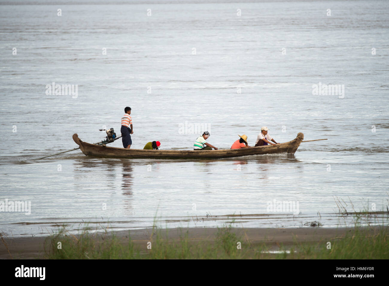 BAGAN, Myanmar (Birma) - dem Ayeyarwaddy Fluss (oder Irrawaddy Fluss) ist der größte Fluss in Myanmar. Ausführen von Norden nach Süden durch das Land als einer der wichtigsten Transport- und eine wichtige kommerzielle Pfad dient. Stockfoto