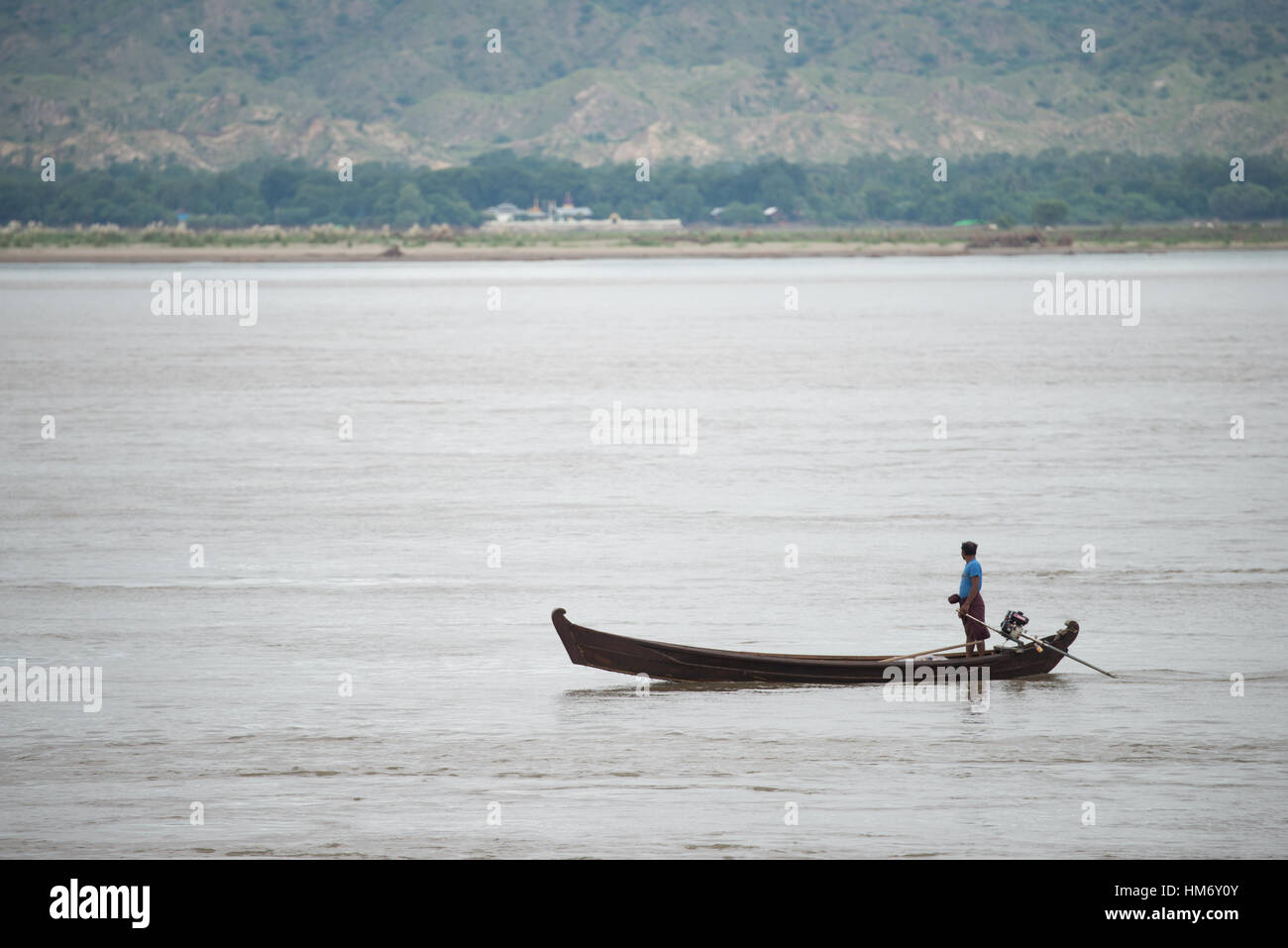 BAGAN, Myanmar (Birma) - dem Ayeyarwaddy Fluss (oder Irrawaddy Fluss) ist der größte Fluss in Myanmar. Ausführen von Norden nach Süden durch das Land als einer der wichtigsten Transport- und eine wichtige kommerzielle Pfad dient. Stockfoto