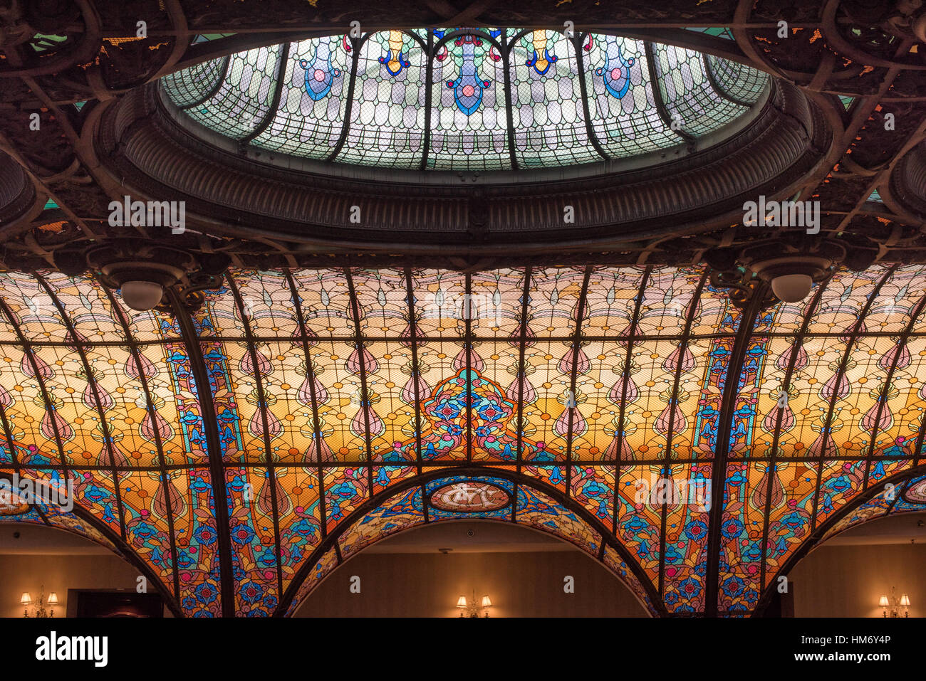 MEXIKO-STADT, Mexiko - das großzügige Interieur des Gran Hotel De La Ciudad De Mexico, ein architektonisches Juwel im Herzen der Stadt. Bekannt für seine exquisite Tiffany-Buntglasdecke und Art Nouveau-Stil, ist es ein Zeugnis für Mexikos reiches kulturelles und architektonisches Erbe. Stockfoto