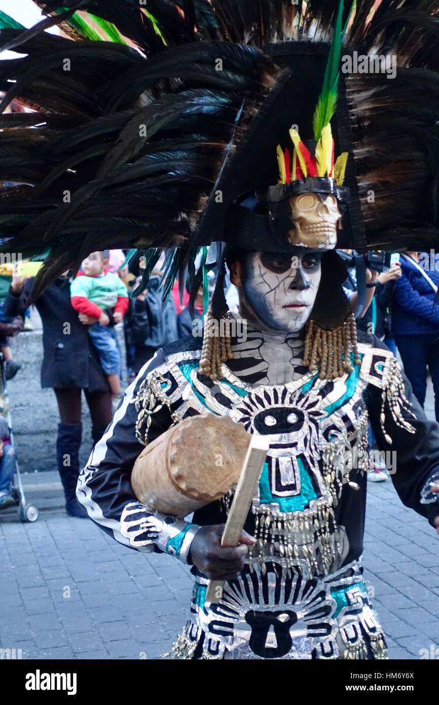Día de Los Muertos, mexikanischen Tag der toten Feier und Parade, aztekische Krieger, Tänzer, Puebla, Mexiko Stockfoto