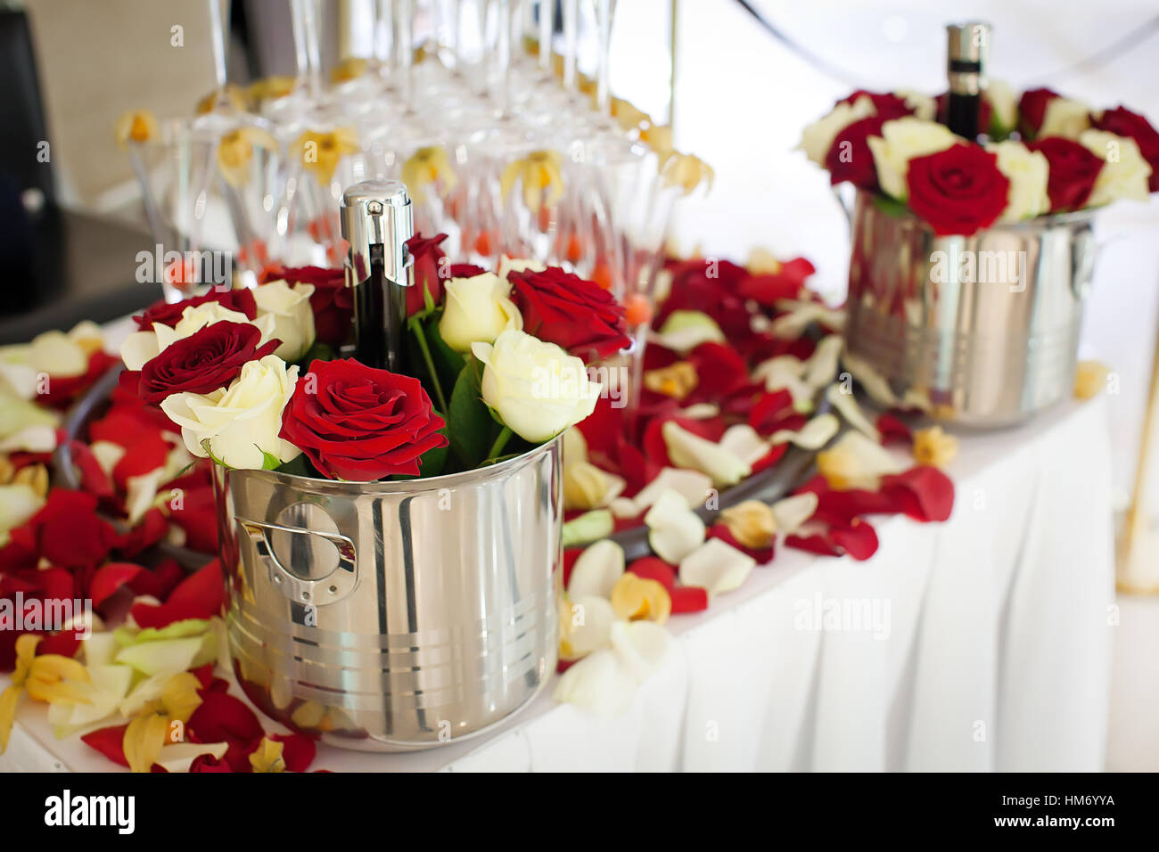 Flasche Champagner in einem Eimer mit Blumen Stockfoto