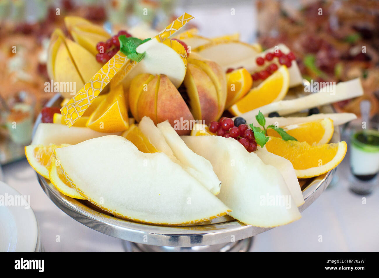 Melone Teller mit in Scheiben geschnittenen gelben Früchten Nahaufnahme Stockfoto