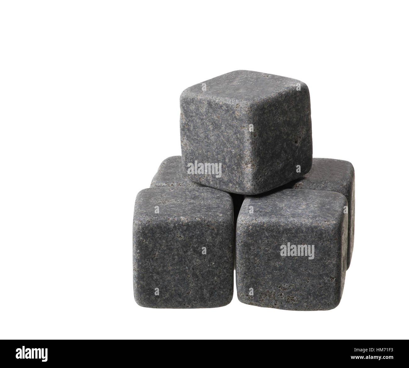 Die grauen Whisky Steinen gestapelt in Pyramide auf einem weißen Hintergrund Stockfoto