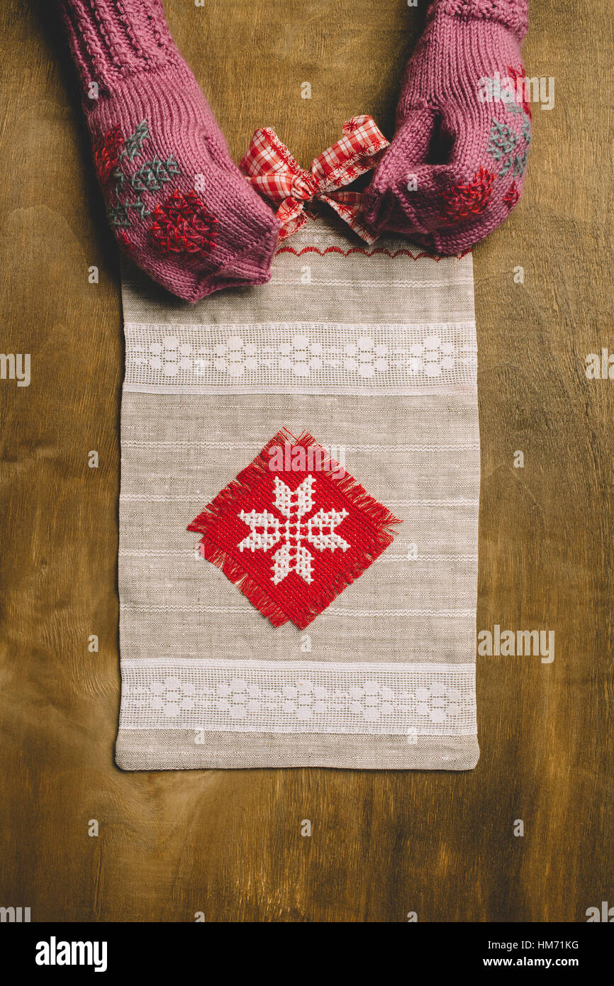 Geschenk-Paket Handarbeit mit einem Bogen und rot Ornament auf einem hölzernen Hintergrund Stockfoto